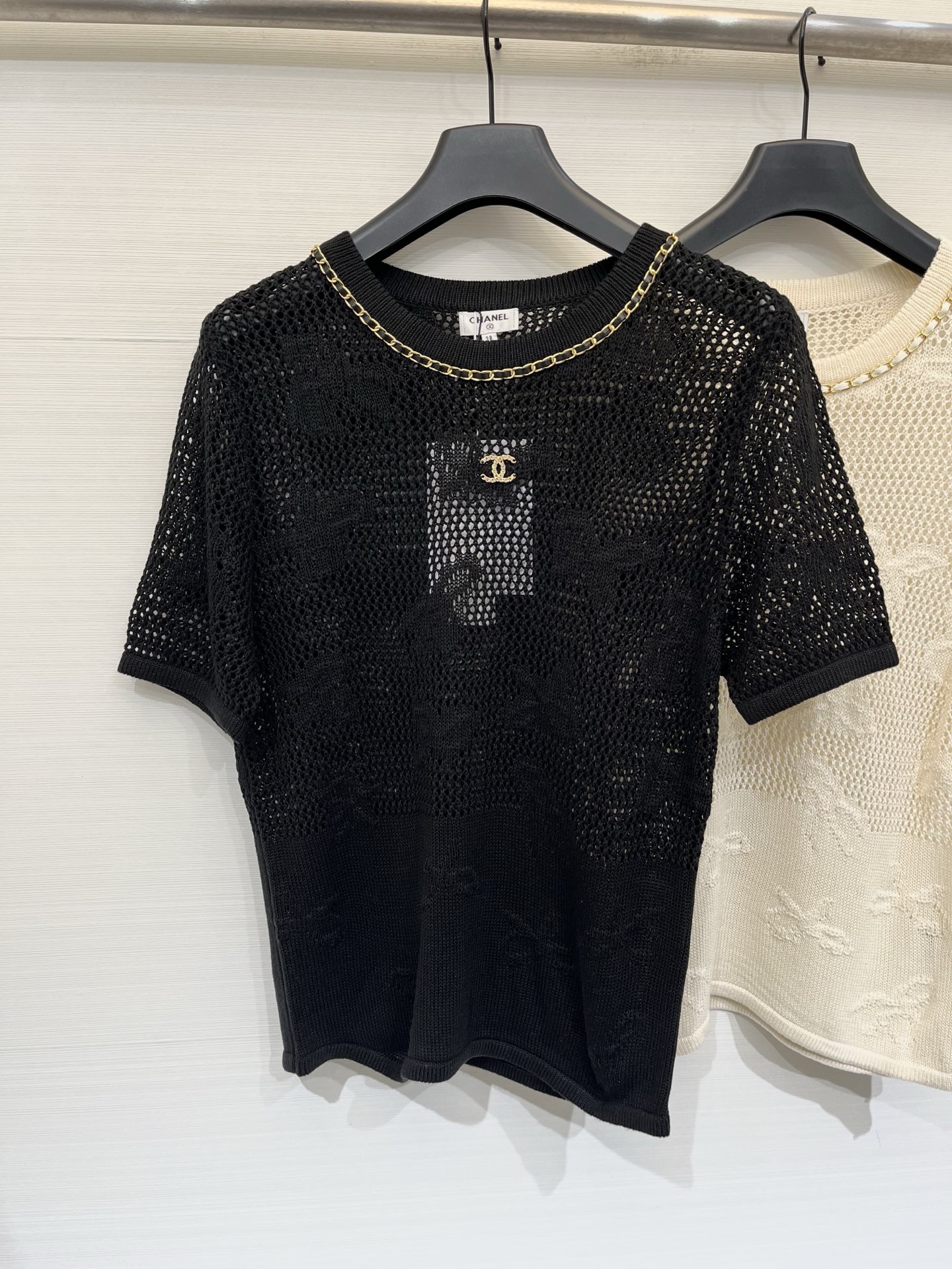 NO:877437,CHANEL 26 new summer style, hollow round neck, short-sleeved style, logo pattern decoration, upper body full of high-end atmosphere, two-color SML, chanel, T-shirt,19860909CHANEL 26夏季新款 镂空圆领短袖款 logo图案修饰点缀 上身高级氛围感十足 两色SML,,chanel,T-shirt,,Women's clothing