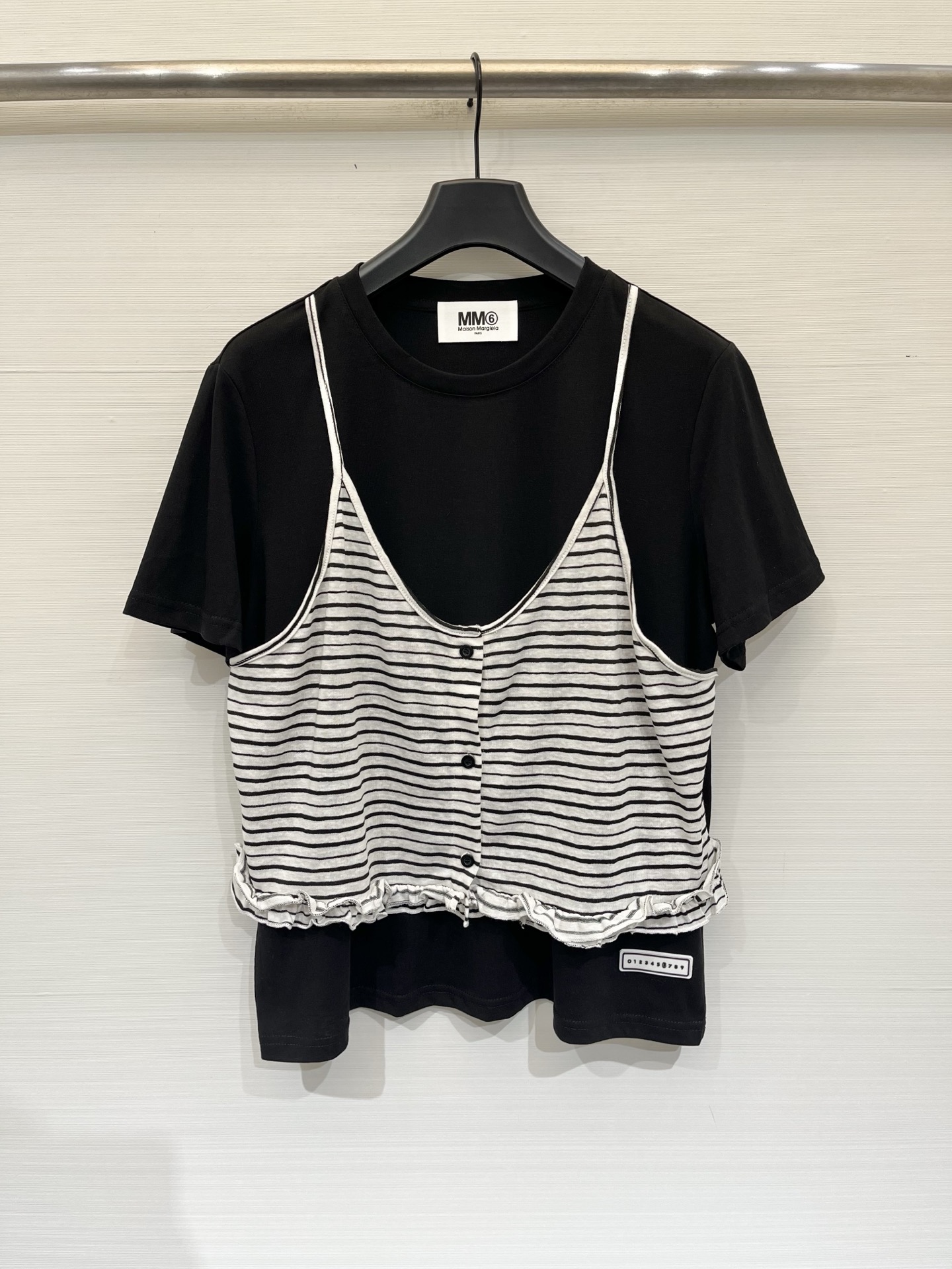 NO:877441,MM6 26 new summer style fake two-piece stacked short-sleeved T-shirt, double-layered fake two-piece design, the outer layer is a black and white horizontal striped camisole, short waist cut, and a circle of pleated lace at the hem. The layering effect does not require additional suspenders, a worry-free style for lazy people. Two-color SM, masion margiela, T-shirt, tees, t-shirt,19860909MM6 26夏季新款 假两件叠穿短袖T恤,双层假两件设计,外层是黑白横条纹吊带小背心,短款收腰剪裁,下摆带一圈木耳边褶皱花边,叠穿效果不用额外搭配吊带,懒人省心穿搭款 两色SM,,masion margiela,T-shirt,tees，t-shirt,,Women's clothing