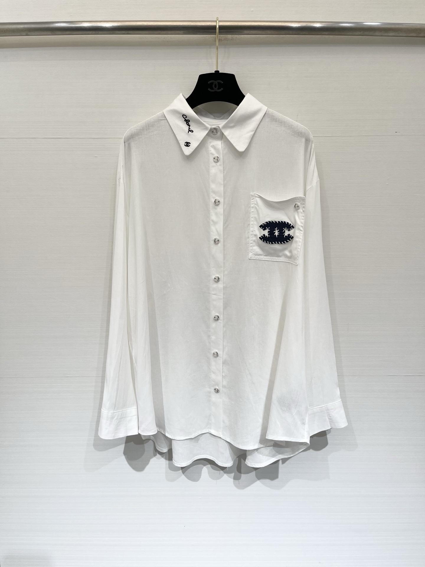 NO:877986,CHANEL Second-hand series linen shirts, made of light and silky linen fabrics, with natural linen texture, are sweat-absorbent and breathable, and are tailor-made with classic shirt styles. The simple colors throw away the trendy elements and are relaxed and comfortable. They are suitable for single wear or sun protection. With the embellishment of a small fragrance logo, the effect is lazy and comfortable. You can wear it in a fashionable style, simple and generous. Size SML,, chanel, shirts,19860909CHANEL 中古系列 麻料衬衫,采用轻薄如丝麻面料,自然亚麻肌理感具备吸汗、透气、经典衬衫版型合身剪裁而成 简洁的颜色抛掉潮流元素松弛又舒适 单穿或者防晒都很合适,加上小香logo的点缀,慵懒舒服的效果,怎么穿都可别洋气,简单大方 码数SML,,chanel,shirts,,Women's clothing