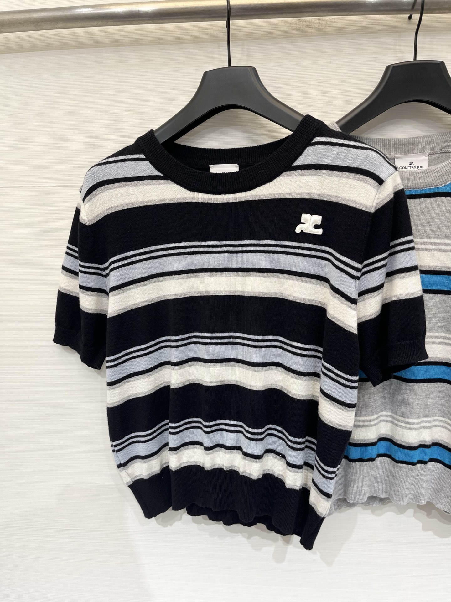NO:877994,Courreges 26 new summer style, retro striped short-sleeved knitted short-sleeved shirt, striped color matching, full of retro American atmosphere, short high-waisted small version, white three-dimensional embroidered brand's iconic logo on the left chest, very versatile with jeans and casual shorts, two-color SM, shorts, jeans, T-shirt,19860909Courreges 26夏季新款 复古条纹短袖针织短袖,条纹配色复古美式氛围感拉满,短款高腰小版型,左胸点缀白色立体刺绣品牌标志性logo,搭配牛仔裤、休闲短裤都很百搭 两色SM,,shorts,jeans,T-shirt,,Women's clothing