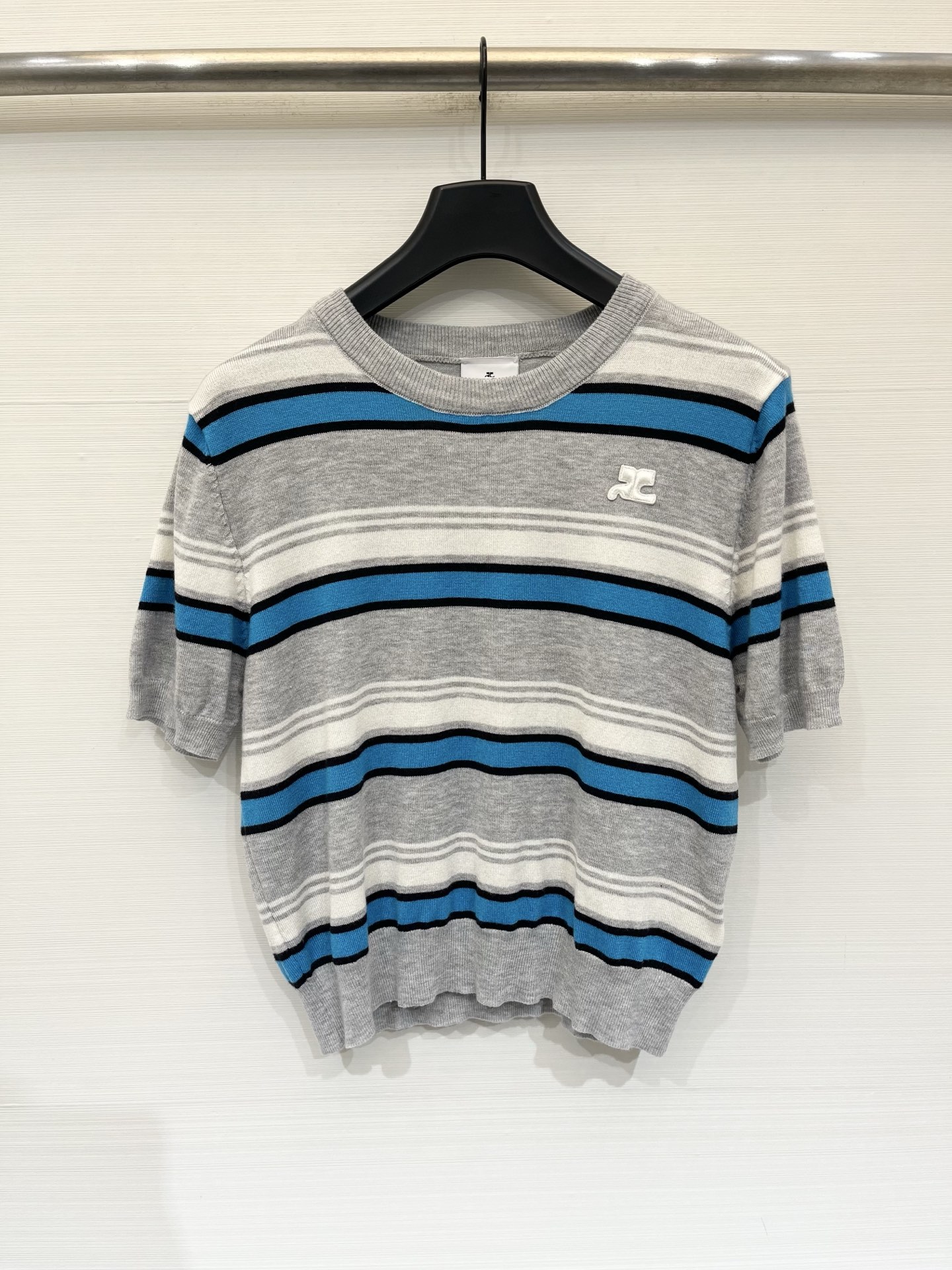 NO:877991,Courreges 26 new summer style, retro striped short-sleeved knitted short-sleeved shirt, striped color matching, full of retro American atmosphere, short high-waisted small version, white three-dimensional embroidered brand's iconic logo on the left chest, very versatile with jeans and casual shorts, two-color SM, shorts, jeans, T-shirt,19860909Courreges 26夏季新款 复古条纹短袖针织短袖,条纹配色复古美式氛围感拉满,短款高腰小版型,左胸点缀白色立体刺绣品牌标志性logo,搭配牛仔裤、休闲短裤都很百搭 两色SM,,shorts,jeans,T-shirt,,Women's clothing