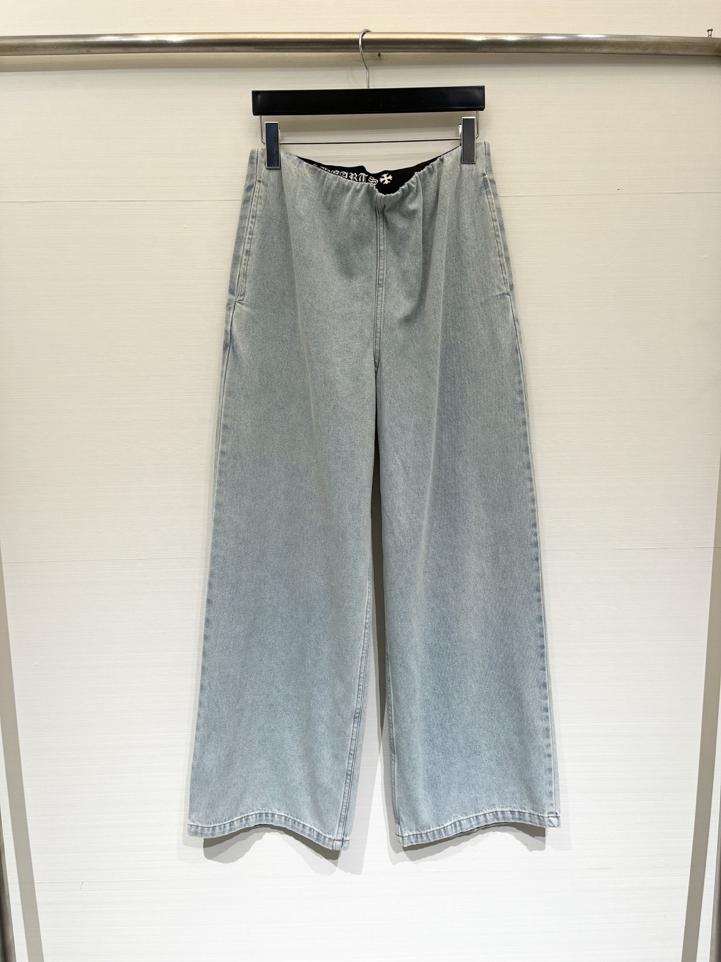 NO:877988,ChromeHearts 26 new summer style light blue washed wide-leg jeans, high-waisted wide-leg straight fit, hidden flesh, Sanskrit logo printed on the waist, elastic shirring design on the inside, no waist circumference, easy to put on and take off, three-dimensional pockets on both sides are both practical and neat. Suitable for knitted short-sleeves, sleeveless vests, shirts, small leather shoes/slippers, casual and versatile for daily commuting and travel. Size SML,,chrome  hearts,slippers,jeans,shirts,T-shirt,19860909ChromeHearts 26夏季新款 浅蓝水洗阔腿牛仔裤,高腰阔腿直筒版型,藏肉显,腰头印花梵文Logo,内侧松紧抽褶设计,不挑腰围、穿脱自在,两侧立体插袋兼顾实用与版型利落度 搭配针织短袖、无袖马甲、衬衫、小皮鞋/拖鞋都适配,日常通勤、出游随性百搭 码数SML,,chrome hearts,slippers,jeans,shirts,T-shirt,,Women's clothing