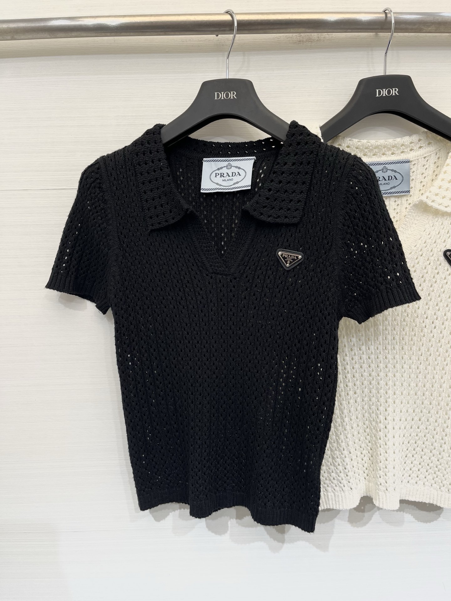 NO:877981,Prada 26 new summer style Polo collar hollow knitted short-sleeves, refreshing and breathable hollow texture, small triangle logo embellishment details, black and white colors are versatile, slim and short version, great when worn alone or layered, you just need a knitted sweater in summer, one size fits all, prada, T-shirt,19860909Prada 26夏季新款 Polo领镂空针织短袖,清爽透气镂空织纹,小三角标点缀细节,黑白两色百搭不挑穿搭,修身短款版型,单穿叠穿都很出彩,夏日刚需针织小衫 两色均码,,prada,T-shirt,,Women's clothing
