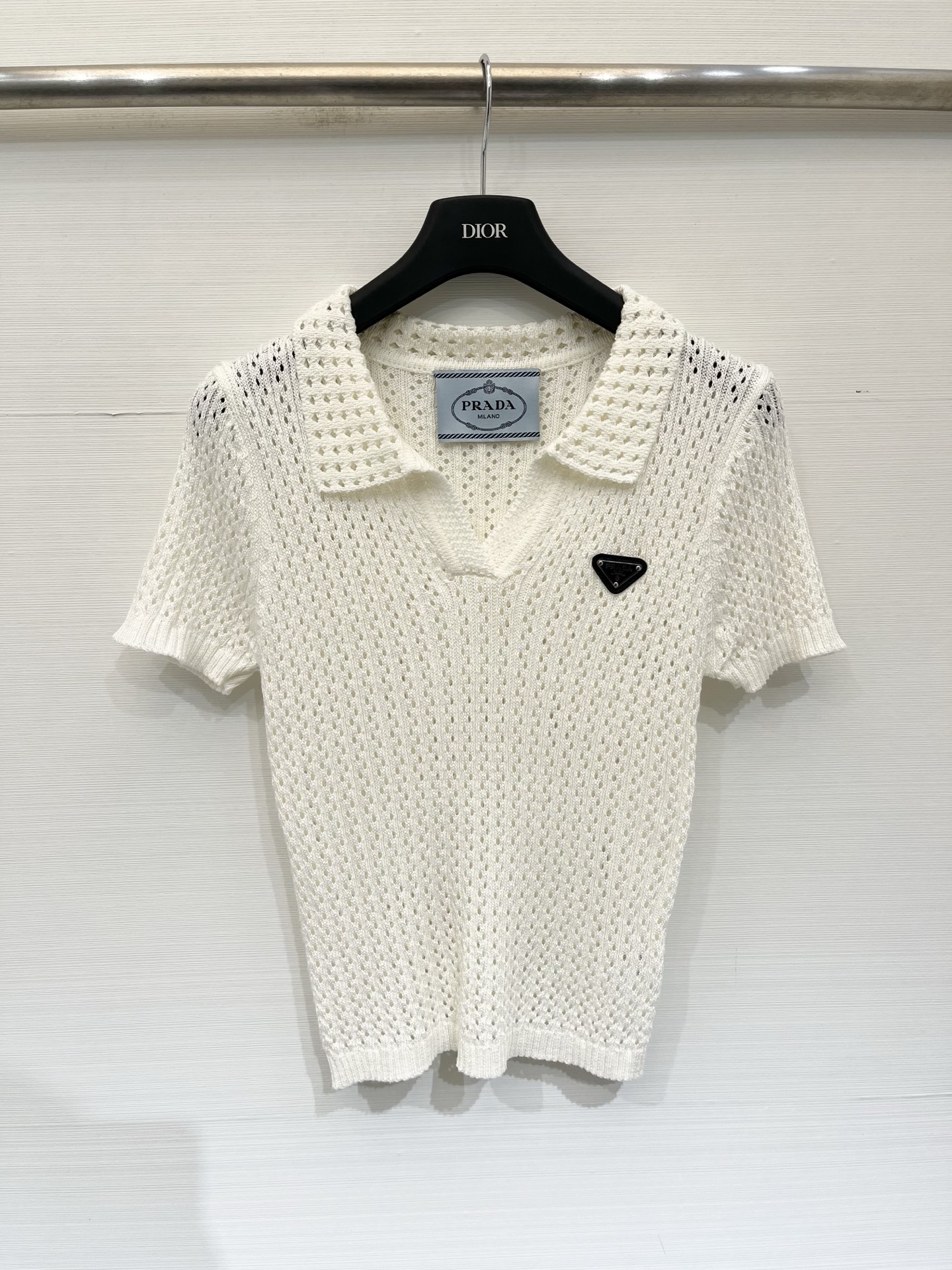 NO:877983,Prada 26 new summer style Polo collar hollow knitted short-sleeves, refreshing and breathable hollow texture, small triangle logo embellishment details, black and white colors are versatile, slim and short version, great when worn alone or layered, you just need a knitted sweater in summer, one size fits all, prada, T-shirt,19860909Prada 26夏季新款 Polo领镂空针织短袖,清爽透气镂空织纹,小三角标点缀细节,黑白两色百搭不挑穿搭,修身短款版型,单穿叠穿都很出彩,夏日刚需针织小衫 两色均码,,prada,T-shirt,,Women's clothing
