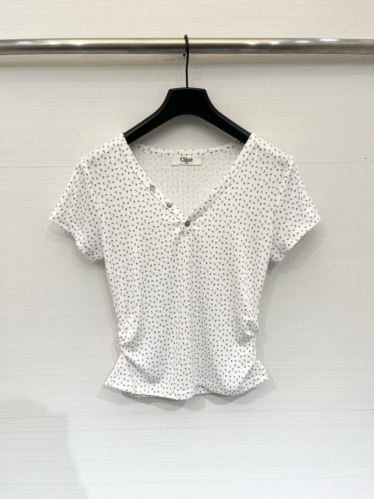 NO:878247,'Chloé Floral V-neck Waist T-shirt' Textured ribbed fabric, soft fufu skin feel, low saturation gray tone floral + V-neck Henry button design, side pleats to gather the waist, quietly pinch out the waistline, short style with just the right proportions, gentle and elegant when paired with jeans/suit pants, low-key and tasteful. Two-color SM, chloe, tees, t-shirt, business suit,19860909「Chloé 碎花V领收腰T恤」 自带肌理感的坑条面料,软fufu的贴肤感,低饱和灰调碎花+V领亨利扣设计,侧边捏褶收腰,悄悄掐出腰线,短款比例刚好,搭牛仔/西装裤都温柔又显气质,低调且有品味 两色SM,,chloe,tees，t-shirt,business suit,,Women's clothing