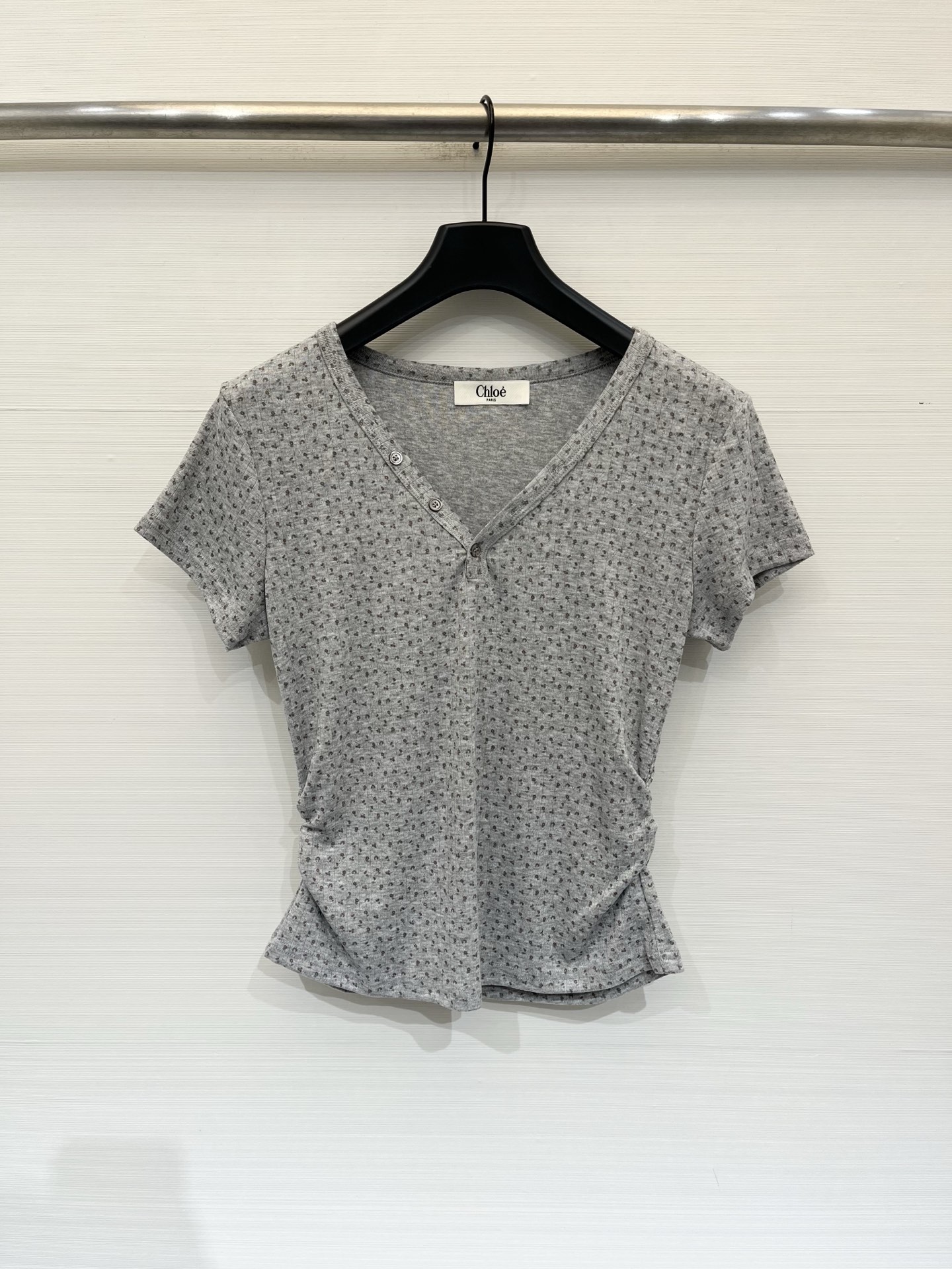 NO:878244,'Chloé Floral V-neck Waist T-shirt' Textured ribbed fabric, soft fufu skin feel, low saturation gray tone floral + V-neck Henry button design, side pleats to gather the waist, quietly pinch out the waistline, short style with just the right proportions, gentle and elegant when paired with jeans/suit pants, low-key and tasteful. Two-color SM, chloe, tees, t-shirt, business suit,19860909「Chloé 碎花V领收腰T恤」 自带肌理感的坑条面料,软fufu的贴肤感,低饱和灰调碎花+V领亨利扣设计,侧边捏褶收腰,悄悄掐出腰线,短款比例刚好,搭牛仔/西装裤都温柔又显气质,低调且有品味 两色SM,,chloe,tees，t-shirt,business suit,,Women's clothing