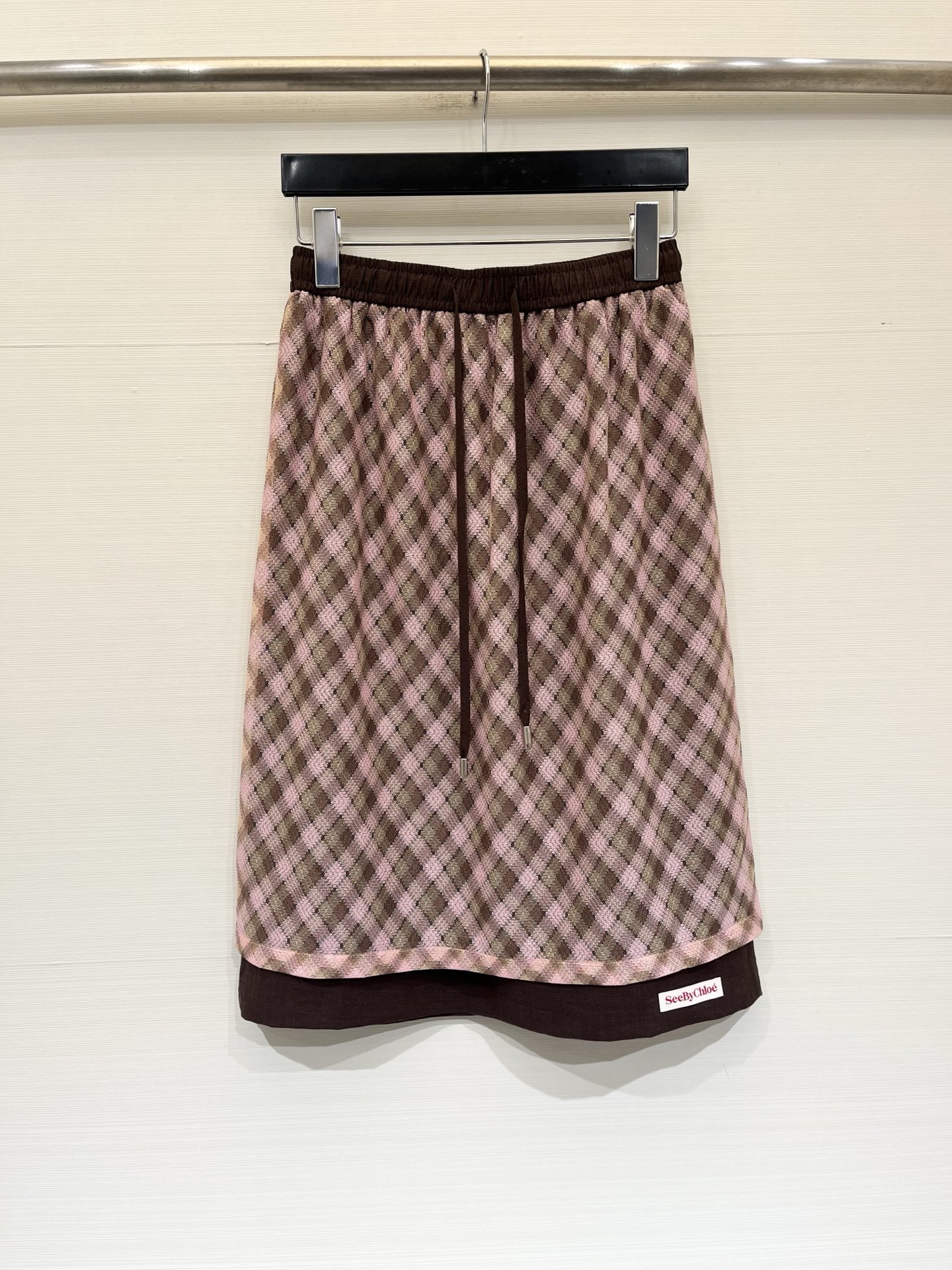 NO:878250,'Chloé Fake Two Piece Retro Diamond Midi Skirt' has a relaxed and retro feel, with a pink and brown diamond pattern as the main body, and a soft interweaving of light pink, dark brown, and beige brown. It has a gentle and retro atmosphere. The elastic drawstring waist is easy to put on and take off. The straight and slightly A version is not flattering on the figure. The diamond pattern is also very recognizable. It can be held in daily and casual dating scenes. Size SML, chloe, skirts,19860909「Chloé 假两件复古菱格纹中裙」 松弛又复古感,以粉棕调菱格纹为主体,搭配柔和的浅粉、深棕、米棕三色交织,自带温柔又复古的氛围,松紧抽绳腰头,穿脱方便,直筒微A的版型不挑身材,菱格纹也很有辨识度,日常和轻约会场景都能hold住 码数SML,,chloe,skirts,,Women's clothing