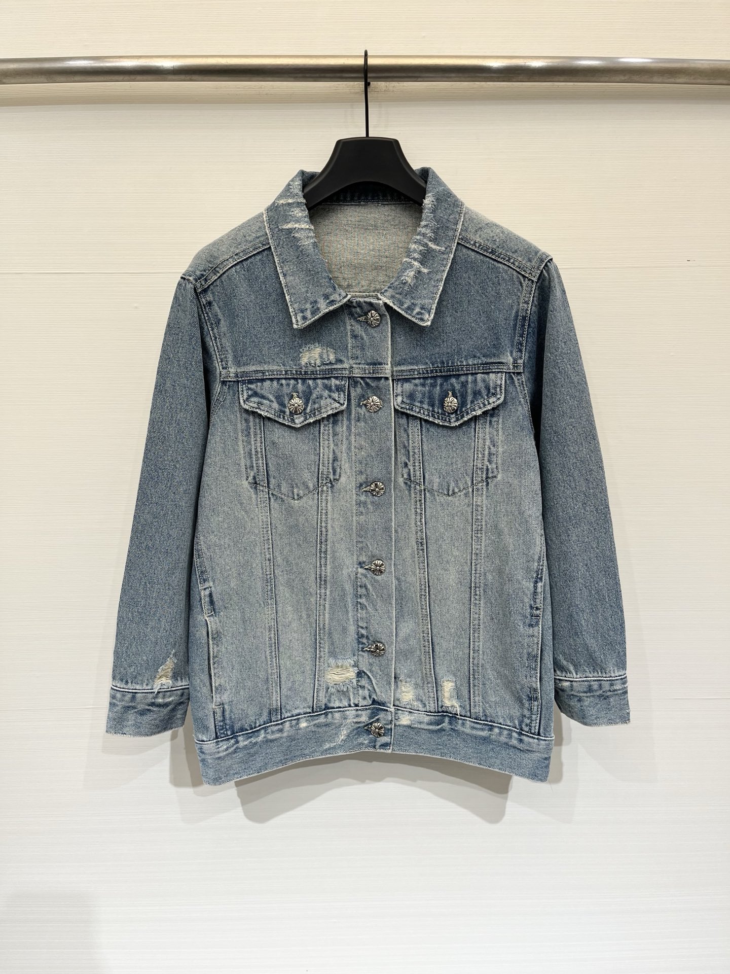 NO:878556,'ChromeHearts Distressed Blue Denim Jacket' Trendy street style, classic lapel + long sleeve design, overall loose fit, with pink foam decorative pattern printed on the back, suitable for daily outings, trendy wear, and casual gatherings Size sml, chrome hearts, jackets & coats,19860909「ChromeHearts 做旧蓝牛仔夹克」 潮流街头风,经典翻领+长袖设计,整体是偏宽松的版型,后背印有粉色发泡装饰图案,日常出街、潮流穿搭、休闲聚会都很合适 码数sml,,chrome hearts,jackets & coats,,Women's clothing