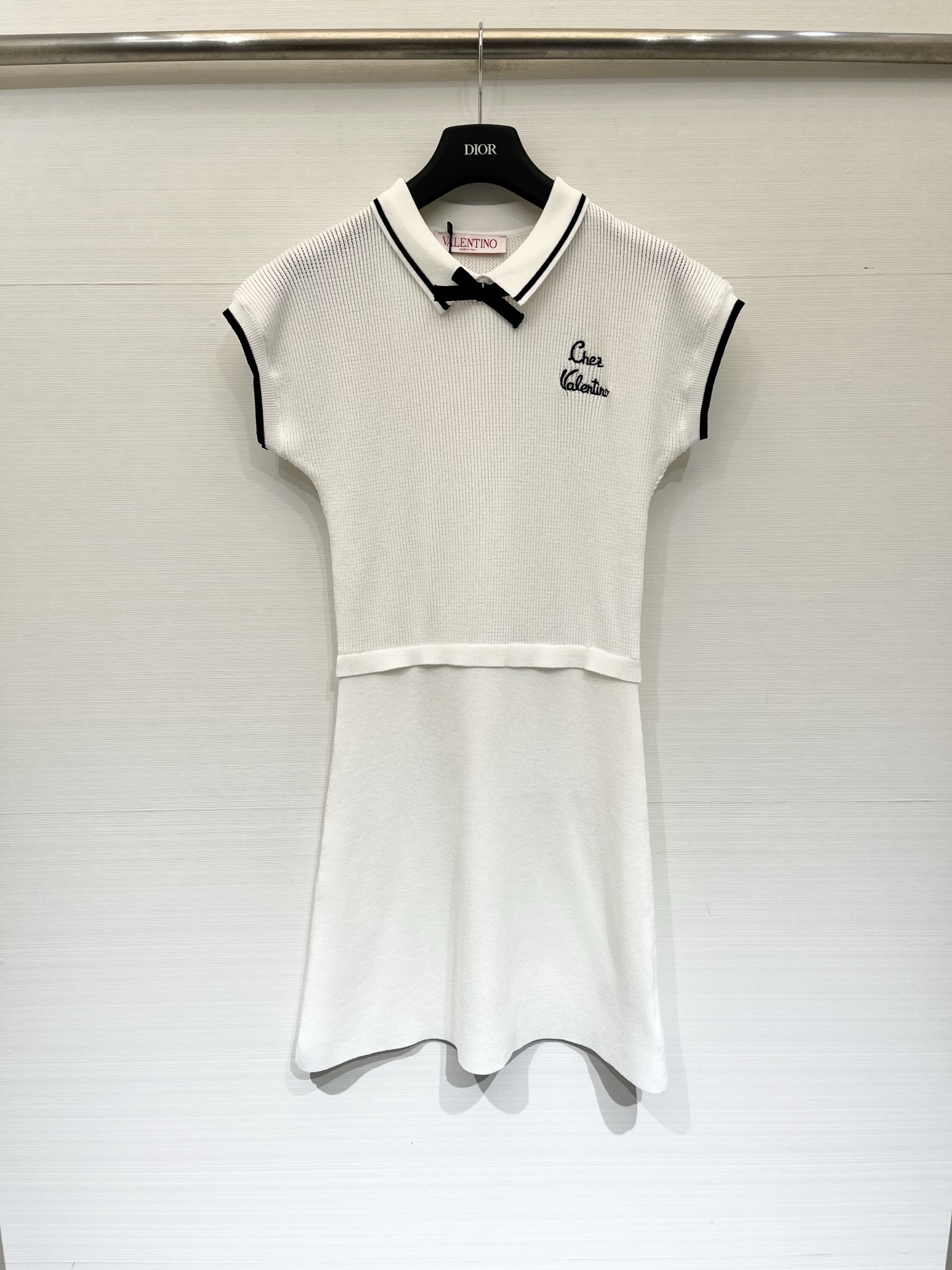 NO:878559,'Valentino bow knitted dress' splicing design, embroidered English letters LOGO on the chest, the upper body is full of high-end atmosphere, size SML,,valentino,skirts,19860909「Valentino 蝴蝶结针织连衣裙款」 拼接设计,胸口刺绣英文字母LOGO点缀,上身高级氛围感十足,码数SML,,valentino,skirts,,Women's clothing