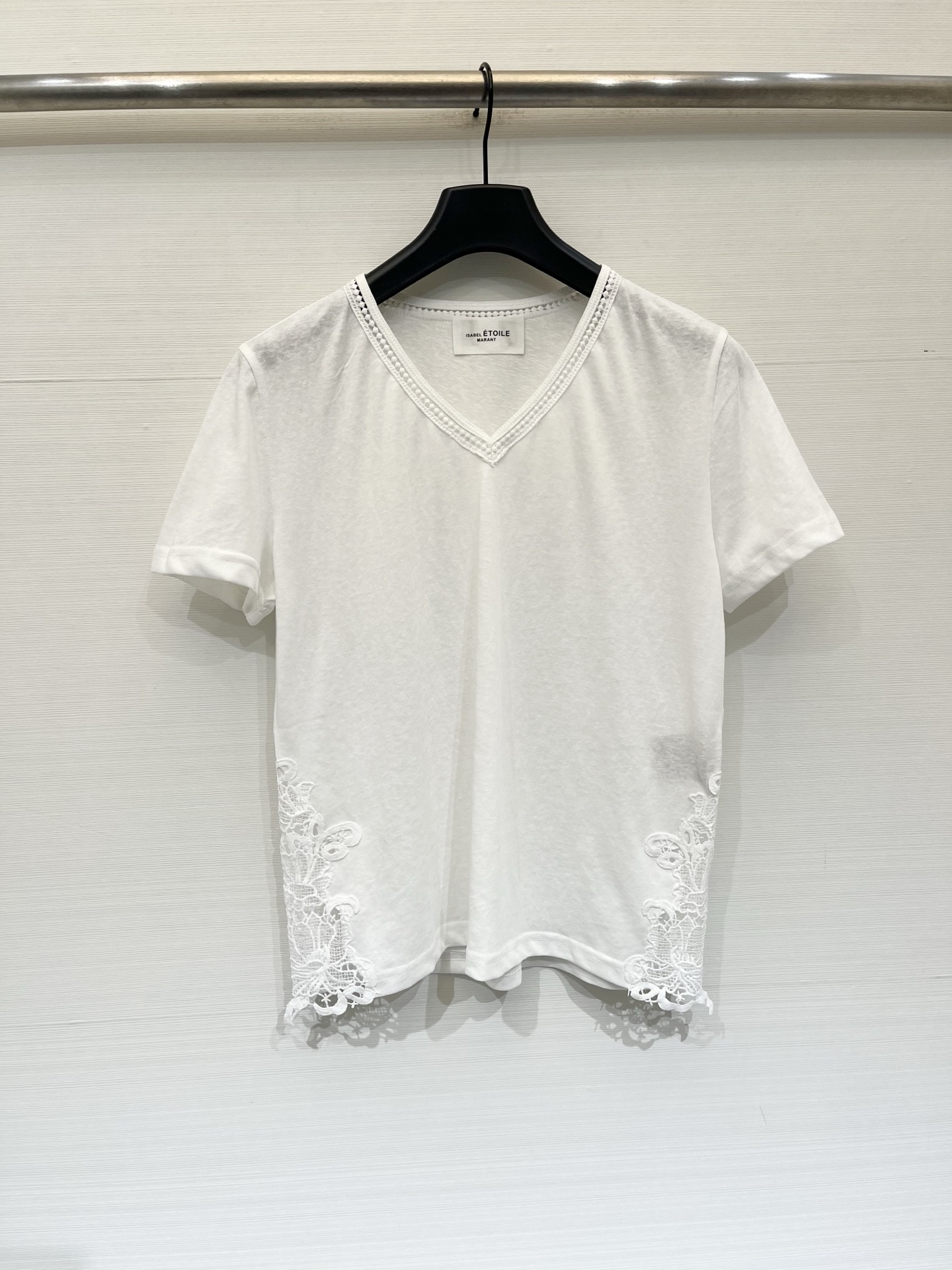 NO:878815,'IsabelMarant lace V-neck white short-sleeved T-shirt' Exquisite lace white T-shirt, V-neck with pearl hemming, large area of ​​hollow embroidered lace at the hem, soft washed cotton material that is skin-friendly and breathable, slightly loose version is not tight, simple but careful everywhere, very textured for commuting and dating, versatile and can be matched with SML, T-shirt, tees, t-shirt,19860909「IsabelMarant 蕾丝V领白短袖T恤」 精致感拉满的蕾丝白T,V领一圈珍珠包边,下摆大面积镂空刺绣蕾丝,柔软水洗棉料子亲肤透气,微宽松版型不紧绷,简约却处处是小心机,通勤约会穿都很有质感,百搭不出错 码数的SML,,T-shirt,tees，t-shirt,,Women's clothing