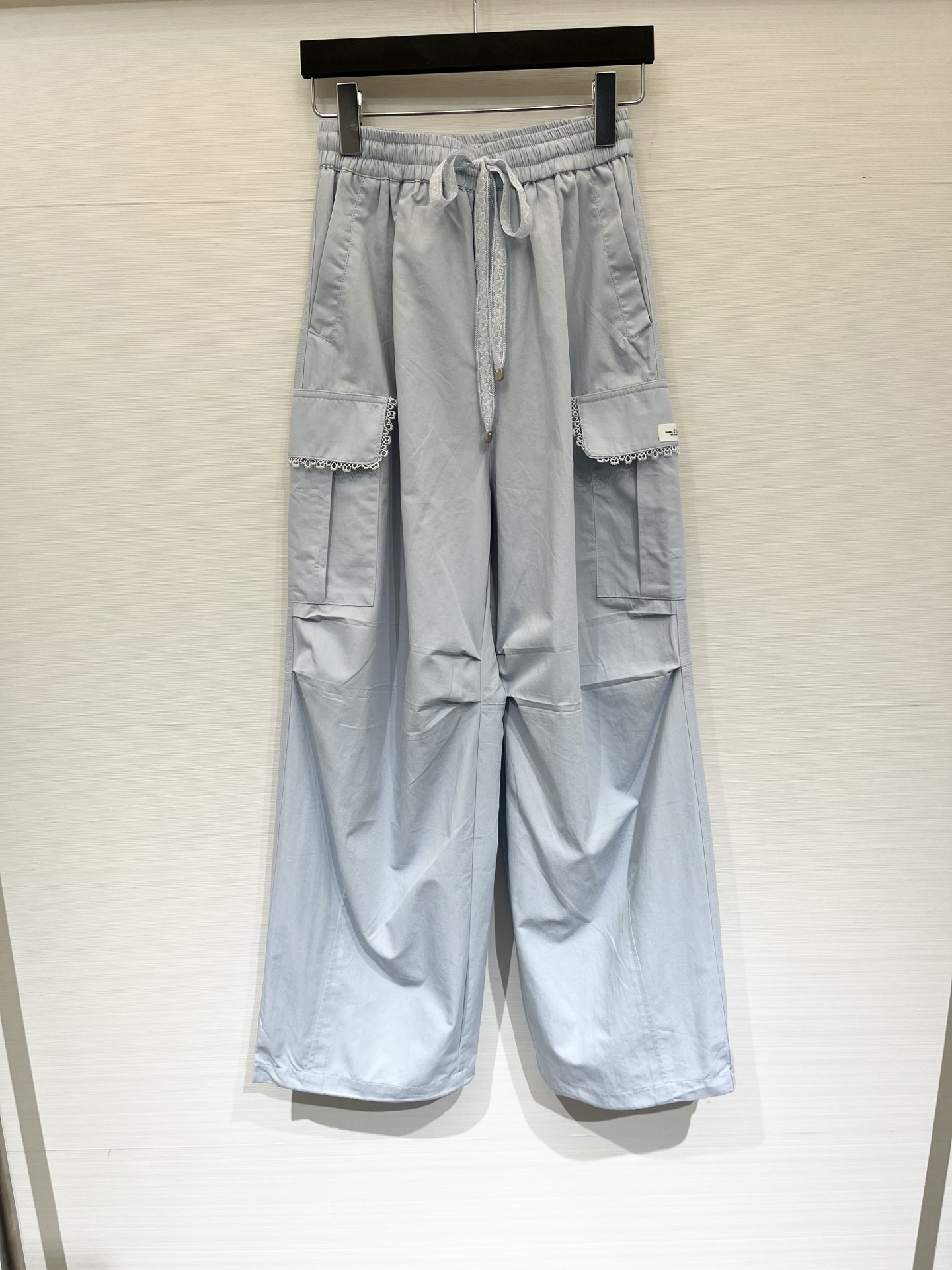 NO:878817,'Isabel Marant lace work wide-leg pants' lace drawstring elastic waist, large work pockets spliced ​​with exquisite lace, soft and breathable fabric with full drape, loose wide legs to hide the flesh, balance of sweetness and coolness, casual wear with white T for daily life, refreshing and durable, casual pants are just needed in summer, two-color SML,,19860909「IsabelMarant 蕾丝工装阔腿裤」 蕾丝抽绳松紧腰,大工装口袋拼接精致蕾丝花边,软薄透气面料垂感拉满,宽松阔腿藏肉显瘦,甜酷平衡,日常随便搭白T都清爽耐看,夏日刚需休闲神裤 两色SML,,,Women's clothing