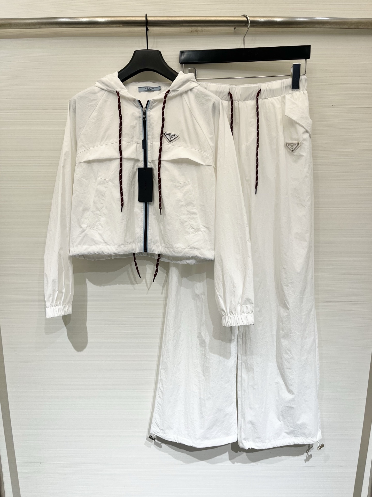 NO:878819,'Prada Triangle Logo Hooded Sun Protection Suit' is sun-protective and slimming. One set can be used for all spring and summer occasions. High-definition nylon fabric, light and breathable. Cropped top + wide-leg pants can change the proportion of 30 to 70 in seconds. Blue and white contrasting drawstring details are full. Can be worn for daily/traveling. Two-color SML, prada, hats,19860909「Prada 三角标连帽防晒套装」 防晒又显瘦,一套搞定春夏所有场合,高定尼龙面料,轻薄透气,短款上衣+阔腿裤,秒变三七分比例,兰白撞色抽绳细节拉满,日常/出游都能搭,两色SML,,prada,hats,,Women's clothing