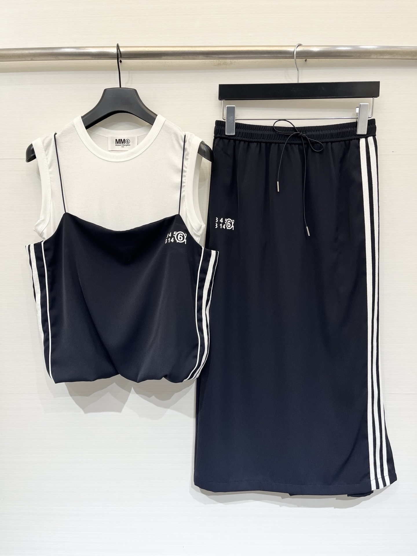 NO:878823,'MM6 Fake Two-piece Casual Suit' Sleeveless white bottoming + side striped suspenders are stacked, and the layers are directly filled up. The same series of mid-length skirts with three white drawstring strips on the side, smooth anti-wrinkle drape fabric, small number logos are low-key and not exaggerated, a set for lazy people to go out, Korean style relaxed and sporty, self-retained versatile style SML, masion margiela, skirts,19860909「MM6 假两件休闲套装」 无袖白打底+侧条纹吊带叠穿,层次直接拉满 同系列侧边三白条抽绳半身中长裙,顺滑抗皱垂感面料,数字小标识低调不浮夸,一套懒人出门,韩系松弛运动感,自留百搭款 码数SML,,masion margiela,skirts,,Women's clothing