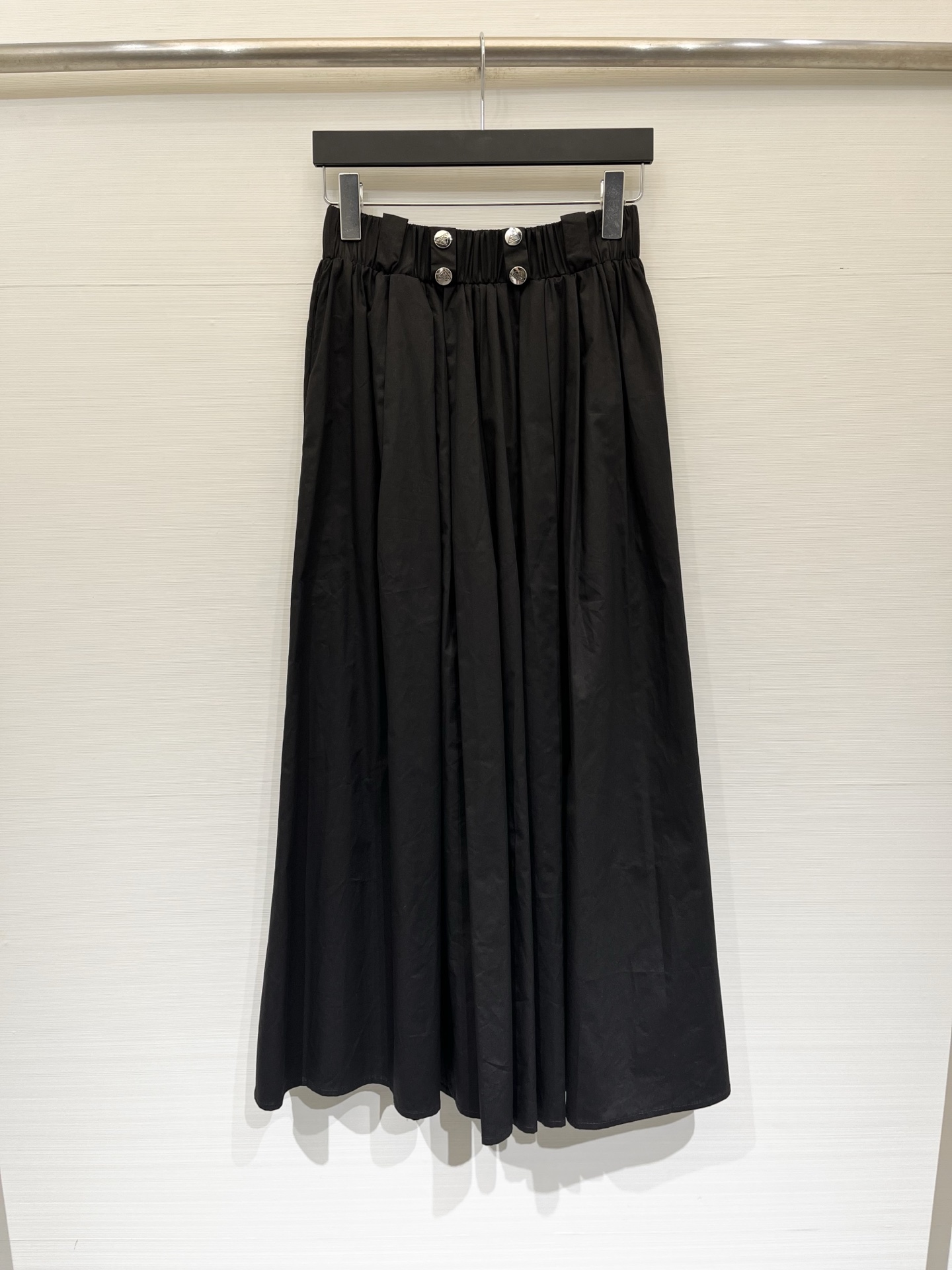 NO:878828,'Prada Waist Button Pleated Skirt' Decorated with metal letter buttons, high-waisted pleated skirt with large hem, three-dimensional pleats spread out to form a large loose A-line skirt, covering the crotch and hiding the flesh, and is very tolerant to various leg shapes. The skirt is ankle-length, draped softly and not close to the body, minimalist and gentle Korean style relaxed style. Two-color SML, prada, skirts,19860909「Prada 腰扣收褶半身裙」 金属字母扣子装饰,高腰大摆百褶半身长裙,立体压褶散开形成宽松A字大裙摆,遮胯藏肉对各种腿型包容度很高,裙长及脚踝,垂坠柔和不贴身,极简温柔韩系松弛风 两色SML,,prada,skirts,,Women's clothing