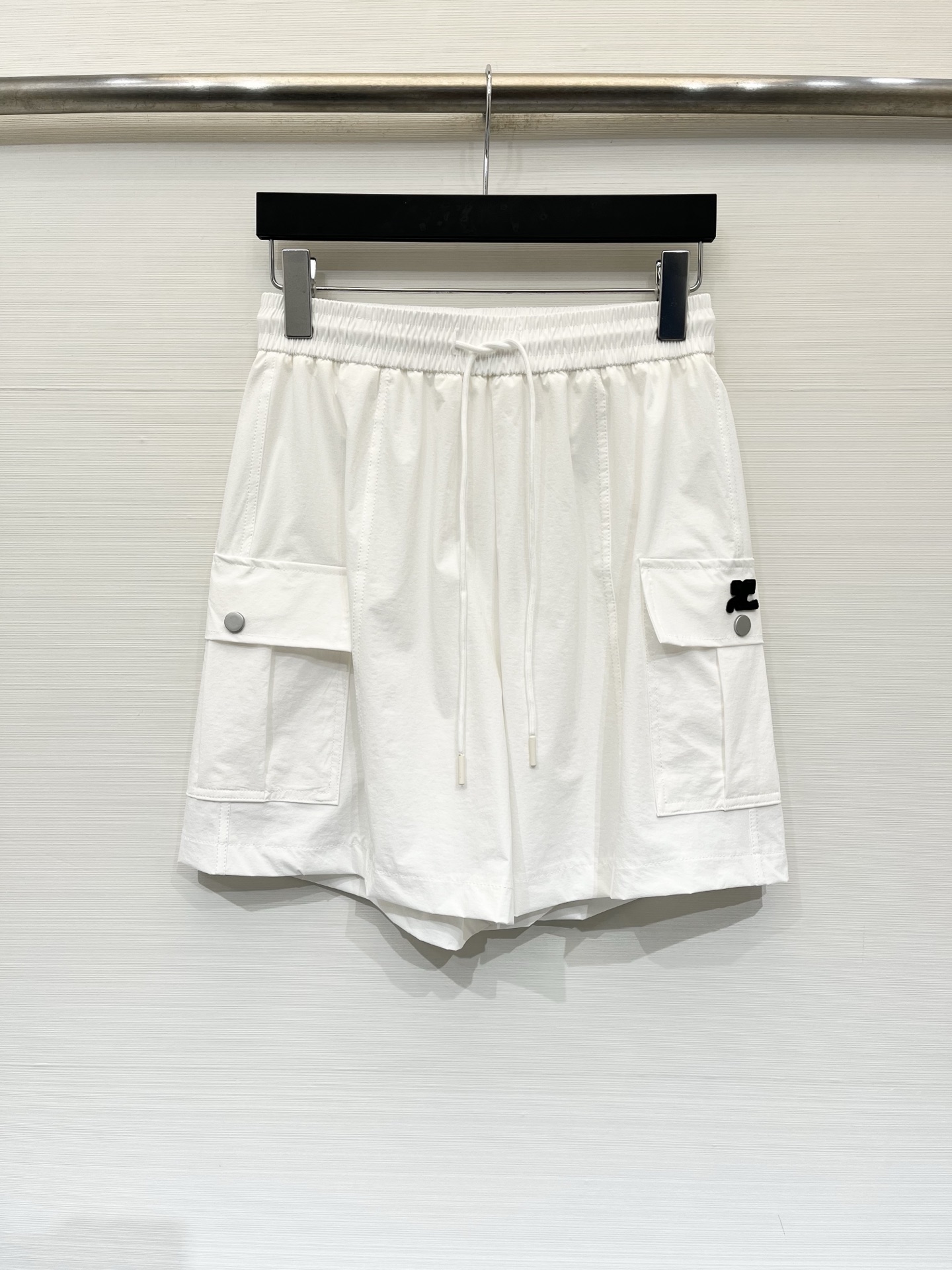 NO:878830,'Courreges Work Casual Shorts' Whoever wears them will look good. They are Korean style with a relaxed feel, ice-like nylon fabric, the upper body has a cooling effect, the high-waisted A-line version covers the crotch and hides the flesh, the work pockets on both sides are cool and can be packed, and it is super stylish with a T-shirt suspender. Two-color SML, shorts, tees, t-shirt,19860909「Courreges 工装休闲短裤」 谁穿谁好看的韩系松弛感,冰感锦纶面料,上身自带降温效果,高腰A字版型巨遮胯藏肉,双侧工装口袋又酷又能装,随便搭个T恤吊带都超有范儿 两色SML,,shorts,tees，t-shirt,,Women's clothing