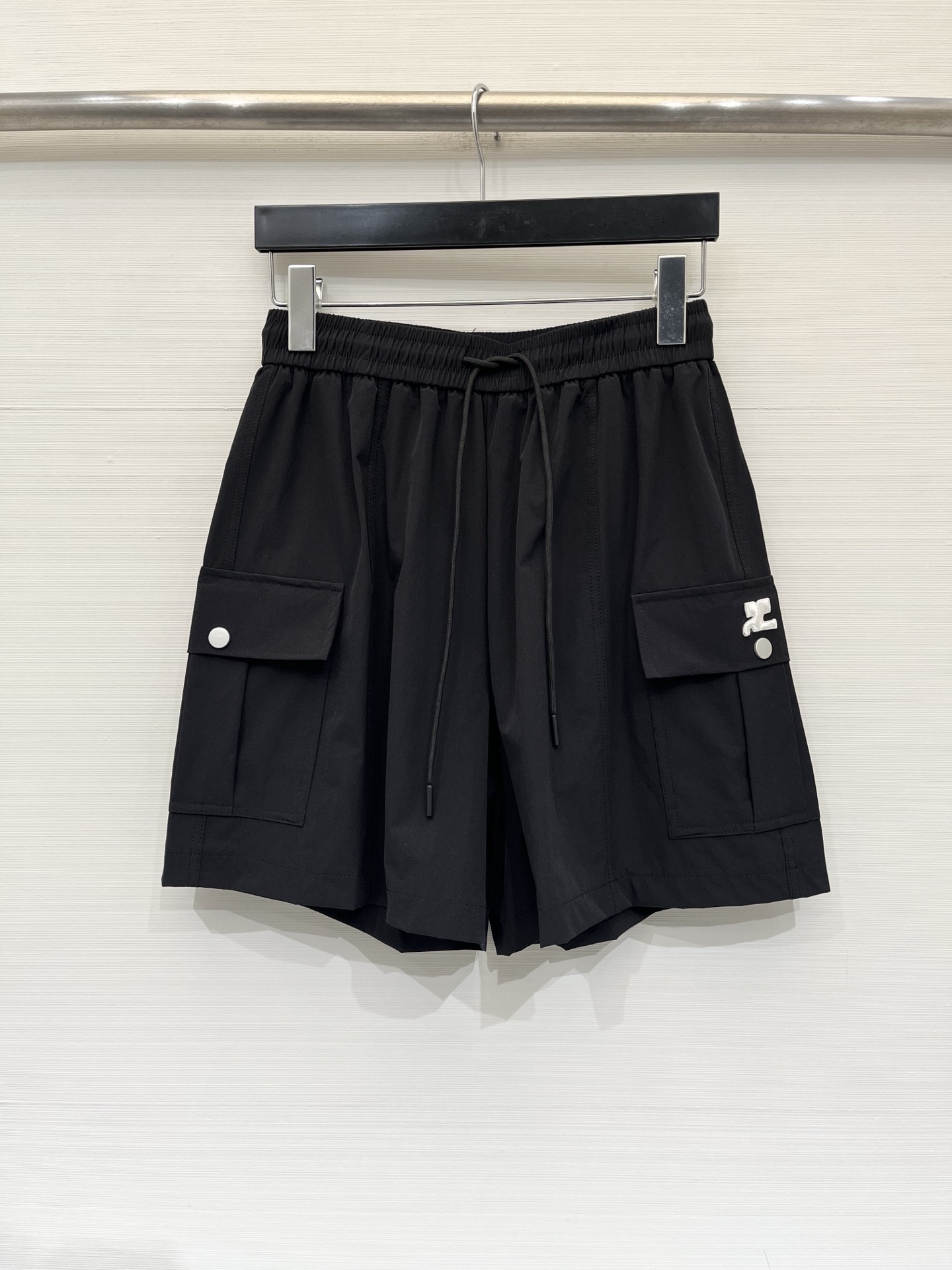 NO:878832,'Courreges Work Casual Shorts' Whoever wears them will look good. They are Korean style with a relaxed feel, ice-like nylon fabric, the upper body has a cooling effect, the high-waisted A-line version covers the crotch and hides the flesh, the work pockets on both sides are cool and can be packed, and it is super stylish with a T-shirt suspender. Two-color SML, shorts, tees, t-shirt,19860909「Courreges 工装休闲短裤」 谁穿谁好看的韩系松弛感,冰感锦纶面料,上身自带降温效果,高腰A字版型巨遮胯藏肉,双侧工装口袋又酷又能装,随便搭个T恤吊带都超有范儿 两色SML,,shorts,tees，t-shirt,,Women's clothing