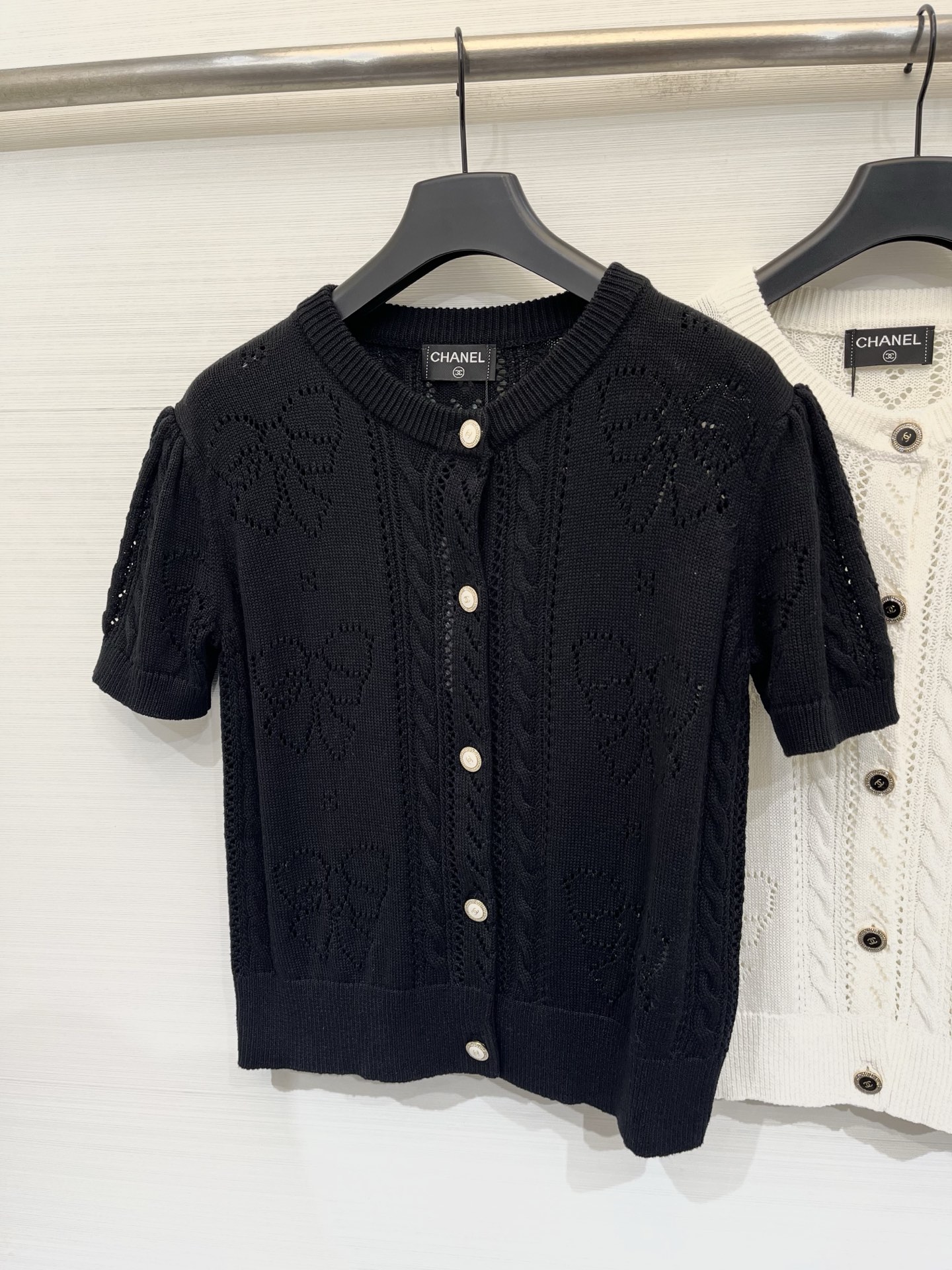 NO:883541,CHANEL 26 new summer model, hollow cardigan short-sleeved style, logo pattern decoration, upper body full of high-end atmosphere, two-color SML, chanel, T-shirt,19860909CHANEL 26夏季新款 镂空开衫短袖款 logo图案修饰点缀 上身高级氛围感十足 两色SML,,chanel,T-shirt,,Women's clothing