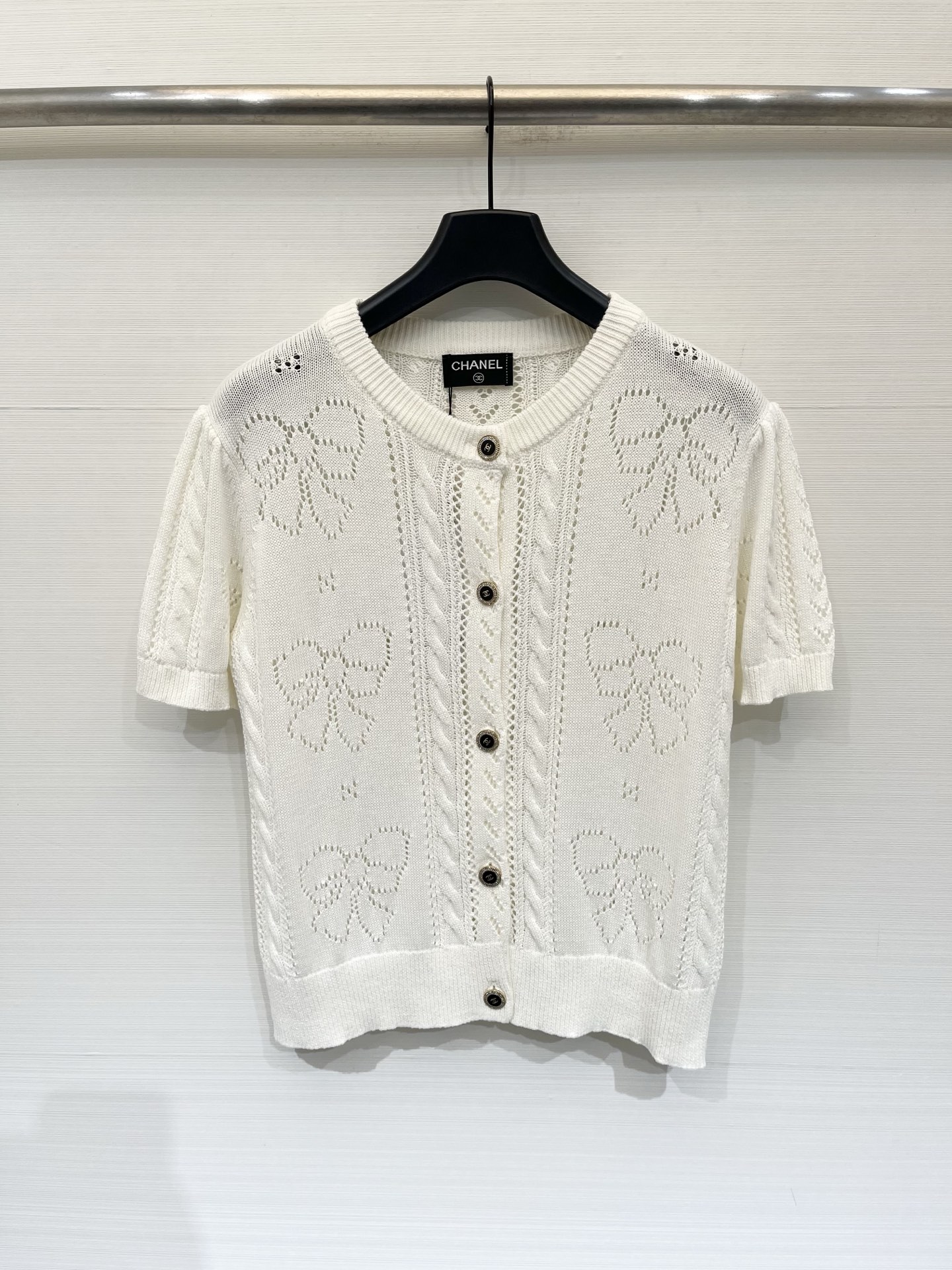 NO:883551,CHANEL 26 new summer model, hollow cardigan short-sleeved style, logo pattern decoration, upper body full of high-end atmosphere, two-color SML, chanel, T-shirt,19860909CHANEL 26夏季新款 镂空开衫短袖款 logo图案修饰点缀 上身高级氛围感十足 两色SML,,chanel,T-shirt,,Women's clothing