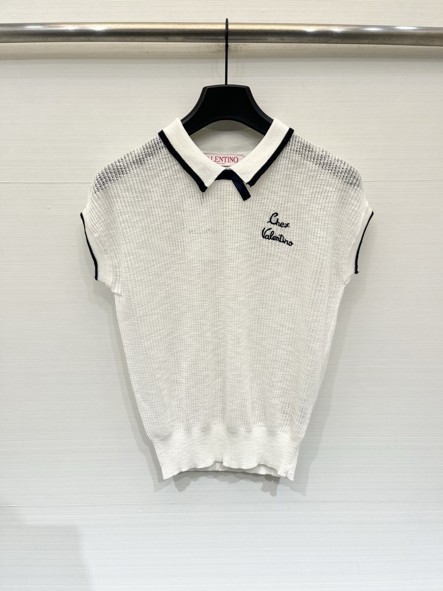 NO:883561,Valentino 26 new summer style, thin neckline, bow tie, Polo collar, short-sleeved style, logo pattern decoration, upper body full of high-end atmosphere, three-color SML, valentino, T-shirt,19860909Valentino 26夏季新款 薄款领口蝴蝶结Polo领短袖款 logo图案修饰点缀 上身高级氛围感十足 三色SML,,valentino,T-shirt,,Women's clothing