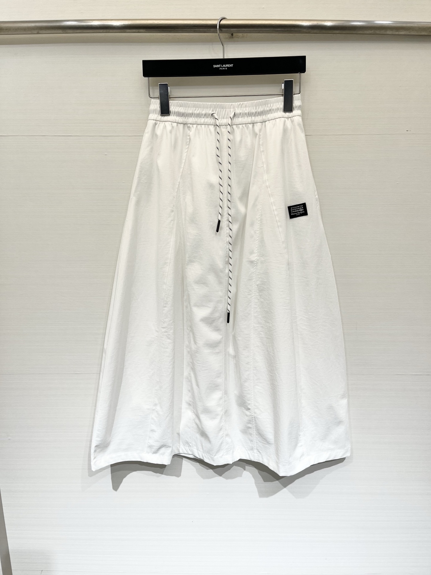 NO:883572,'MM6 Relaxed Atmosphere Work Skirt' Summer skirt with ceiling, elastic drawstring waist, very comfortable regardless of body shape, multiple A-line large hem, hiding the crotch and covering the flesh, light and quick-drying fabric, breathable in the dog days of summer, looks good with T-shirts, suspenders, sweaters, can be worn all summer. Two-color SML, masion margiela, skirts, tees, t-shirt,19860909「MM6 松弛氛围感 工装半裙」 夏日半裙天花板,松紧抽绳腰,不挑身材巨舒服,多片A字大摆,藏胯遮肉一绝,轻薄速干面料,三伏天穿都透气,随便搭T恤、吊带、针织衫都好看,承包整个夏天穿搭 两色SML,,masion margiela,skirts,tees，t-shirt,,Women's clothing