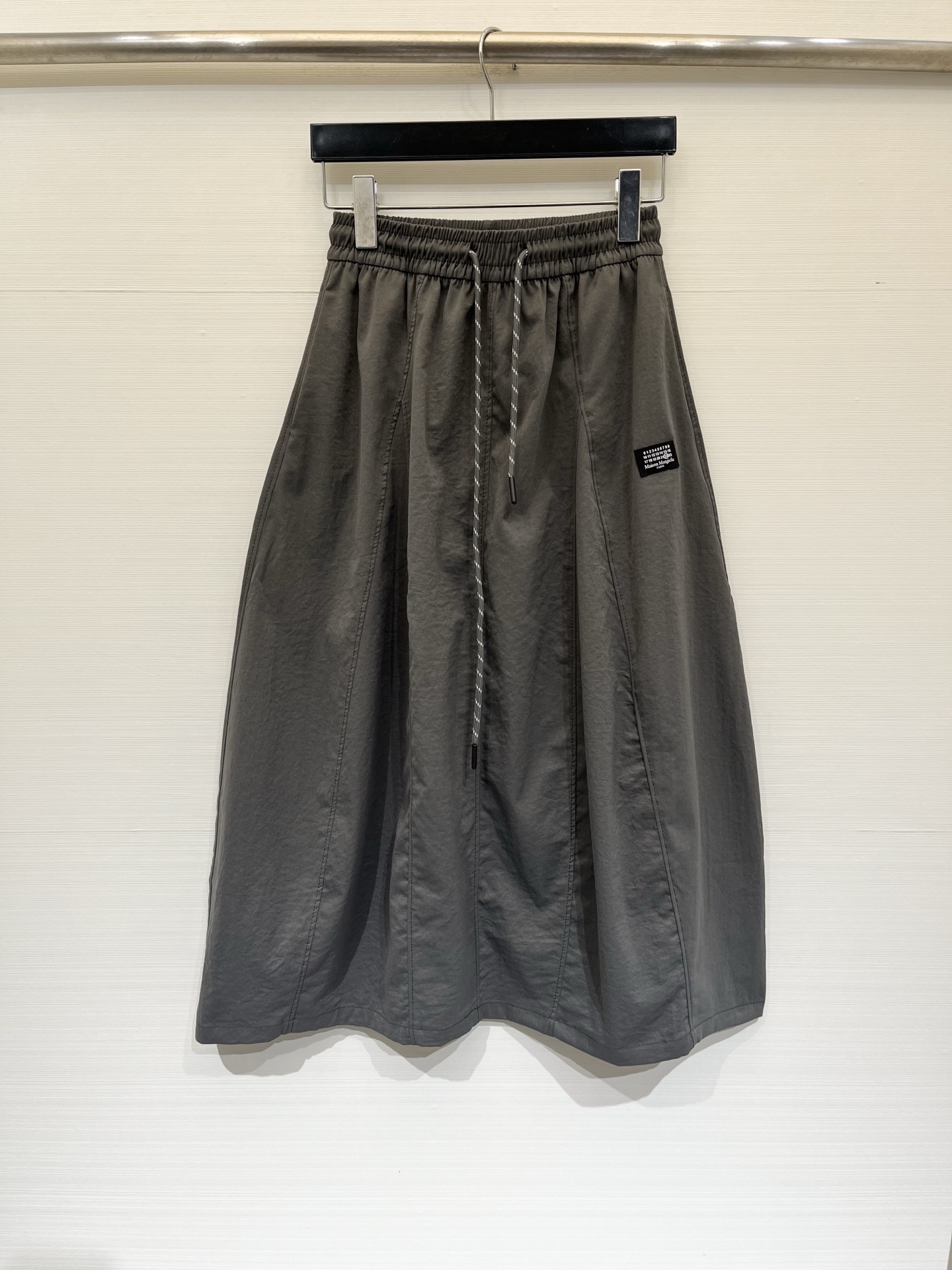 NO:883585,'MM6 Relaxed Atmosphere Work Skirt' Summer skirt with ceiling, elastic drawstring waist, very comfortable regardless of body shape, multiple A-line large hem, hiding the crotch and covering the flesh, light and quick-drying fabric, breathable in the dog days of summer, looks good with T-shirts, suspenders, sweaters, can be worn all summer. Two-color SML, masion margiela, skirts, tees, t-shirt,19860909「MM6 松弛氛围感 工装半裙」 夏日半裙天花板,松紧抽绳腰,不挑身材巨舒服,多片A字大摆,藏胯遮肉一绝,轻薄速干面料,三伏天穿都透气,随便搭T恤、吊带、针织衫都好看,承包整个夏天穿搭 两色SML,,masion margiela,skirts,tees，t-shirt,,Women's clothing