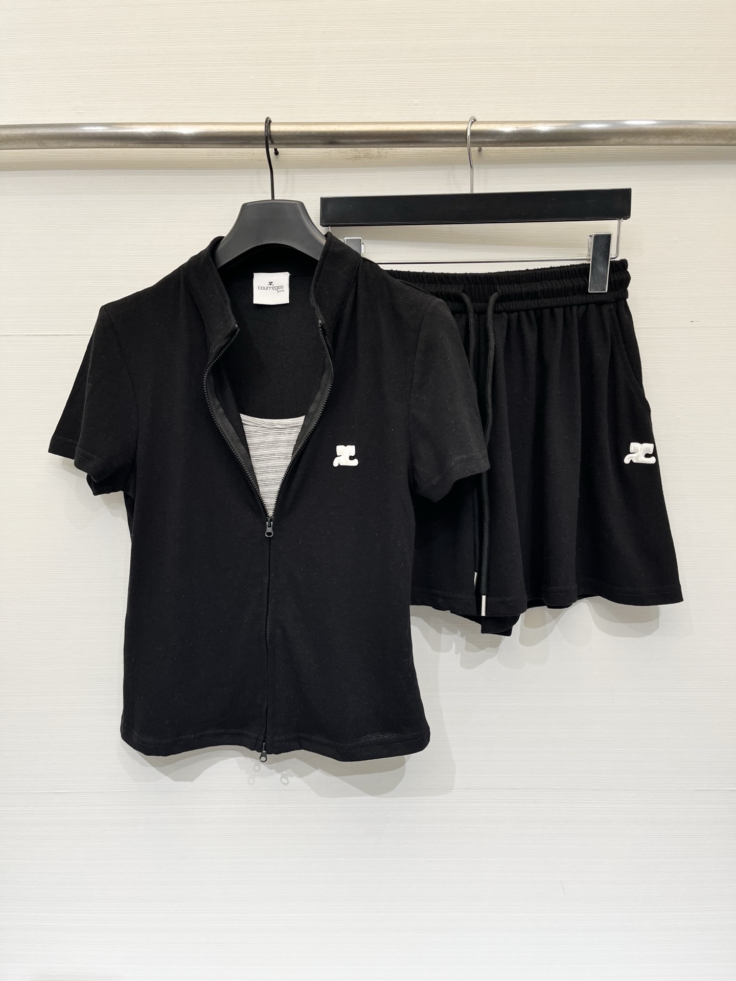 NO:886752,'Courreges Fake Two-Piece Shorts Casual Suit' is a very popular 'Clean Fit' style daily wear, the overall is relaxed and neat, the details are very textured, minimalist sports and leisure style, the embroidered brand logo on the chest is low-key and recognizable, with a sense of drape, breathable and not sweaty in summer. Two-color SML,,shorts,19860909「Courreges 假两件短裤休闲套装」 当下很火的「Clean Fit」风日常穿搭,整体松弛又利落,细节很有质感,极简运动休闲风,胸前的刺绣品牌小标,低调又有辨识度,自带垂坠感,夏天穿透气不闷汗 两色SML,,shorts,,Women's clothing