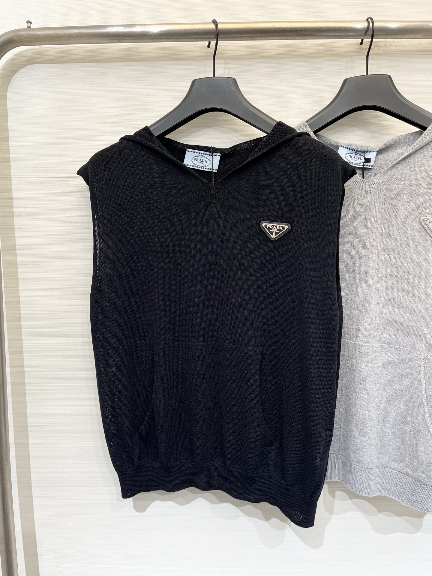 NO:886783,'Prada's new summer thin knitted hooded top'. The logo triangle pattern on the chest is decorated and embellished. The upper body has a high-end atmosphere. Three colors SML,, prada, hats,19860909「Prada 夏季新款 薄款针织连帽上衣」 胸前Logo三角标图案修饰点缀 上身高级氛围感十足 三色SML,,prada,hats,,Women's clothing