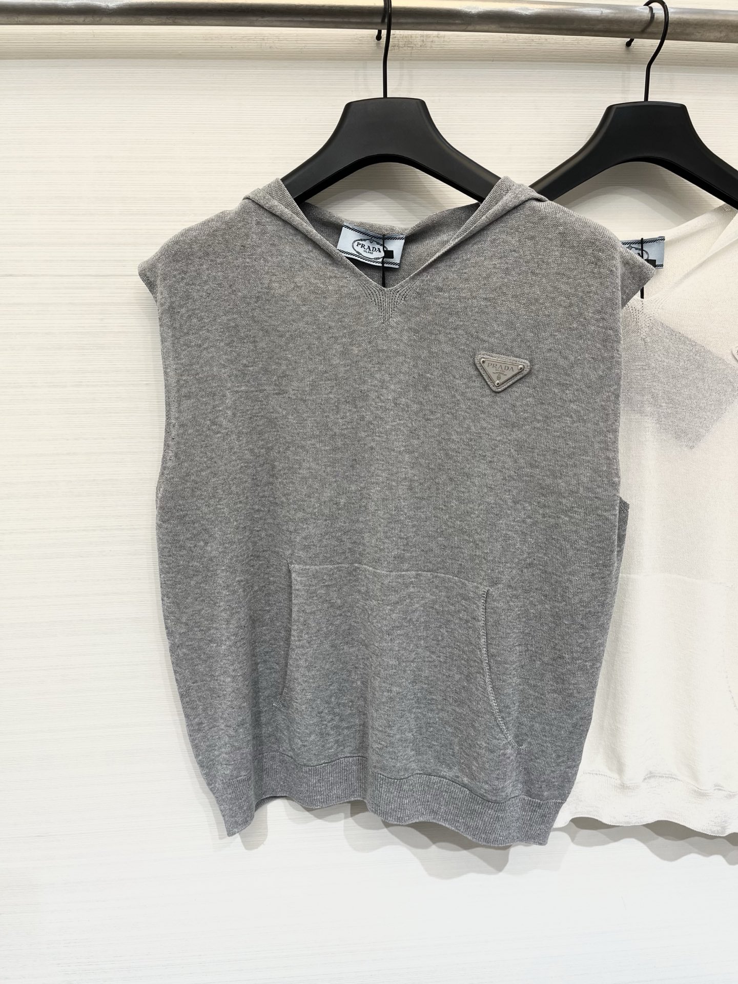 NO:886791,'Prada's new summer thin knitted hooded top'. The logo triangle pattern on the chest is decorated and embellished. The upper body has a high-end atmosphere. Three colors SML,, prada, hats,19860909「Prada 夏季新款 薄款针织连帽上衣」 胸前Logo三角标图案修饰点缀 上身高级氛围感十足 三色SML,,prada,hats,,Women's clothing