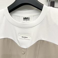 「MM6 夏季新款 割破工艺拼接休闲套装」简约又带点设计感的通勤路线,胸前的Logo织唛标、同色系卡其色 「MM6 夏季新款 割破工艺拼接休闲套装」简约又带点设计感的通勤路线,胸前的Logo织唛标、同色系卡其色