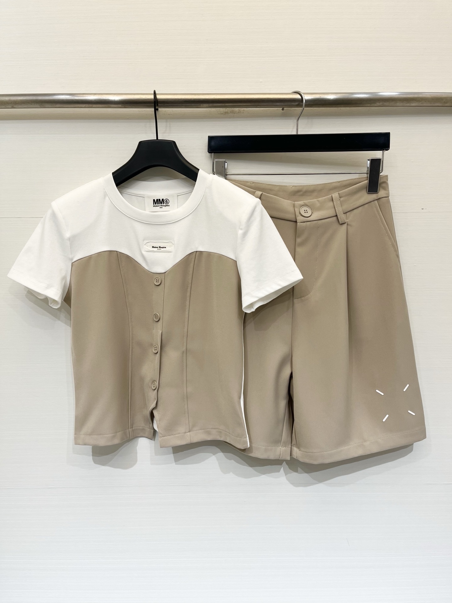 NO:885399,'MM6 new summer cut-and-stitch casual suit' is a simple and stylish commuting route, with logo woven label on the chest, khaki suit shorts of the same color, high waist + pleated design, loose and straight version that is very tolerant to the leg shape, paired with white shoes/flip-flops + straw bag, it is a relaxed Korean daily feel. Two-color SML, masion margiela, espadrilles, shorts, business suit,19860909「MM6 夏季新款 割破工艺拼接休闲套装」 简约又带点设计感的通勤路线,胸前的Logo织唛标、同色系卡其色西装短裤,采用高腰+打褶设计,宽松直筒的版型对腿型包容度很高,搭配小白鞋/人字拖+草编包,就是松弛的韩系日常感 两色SML,,masion margiela,espadrilles,shorts,business suit,,Women's clothing
