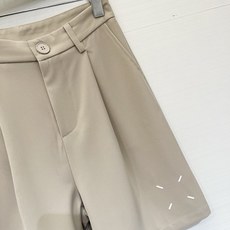 「MM6 夏季新款 割破工艺拼接休闲套装」简约又带点设计感的通勤路线,胸前的Logo织唛标、同色系卡其色 「MM6 夏季新款 割破工艺拼接休闲套装」简约又带点设计感的通勤路线,胸前的Logo织唛标、同色系卡其色