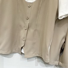 「MM6 夏季新款 割破工艺拼接休闲套装」简约又带点设计感的通勤路线,胸前的Logo织唛标、同色系卡其色 「MM6 夏季新款 割破工艺拼接休闲套装」简约又带点设计感的通勤路线,胸前的Logo织唛标、同色系卡其色