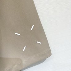 「MM6 夏季新款 割破工艺拼接休闲套装」简约又带点设计感的通勤路线,胸前的Logo织唛标、同色系卡其色 「MM6 夏季新款 割破工艺拼接休闲套装」简约又带点设计感的通勤路线,胸前的Logo织唛标、同色系卡其色