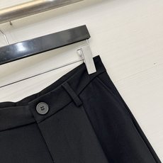 「MM6 夏季新款 割破工艺拼接休闲套装」简约又带点设计感的通勤路线,胸前的Logo织唛标、同色系卡其色 「MM6 夏季新款 割破工艺拼接休闲套装」简约又带点设计感的通勤路线,胸前的Logo织唛标、同色系卡其色