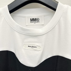 「MM6 夏季新款 割破工艺拼接休闲套装」简约又带点设计感的通勤路线,胸前的Logo织唛标、同色系卡其色 「MM6 夏季新款 割破工艺拼接休闲套装」简约又带点设计感的通勤路线,胸前的Logo织唛标、同色系卡其色