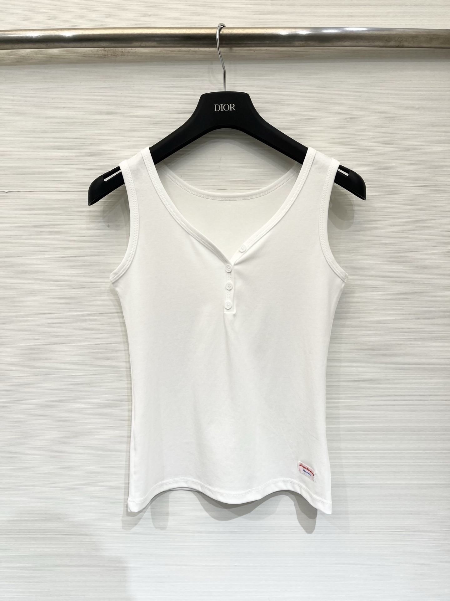 NO:886798,'Alexanderwang's new summer all-purpose vest' shows off the collarbone just right, good news for sisters with round faces and short necks, soft and waxy high-elastic fabric, close to the skin without sweating, and great elasticity without tightening the flesh. Three basic colors: black/white/hemp gray, so you don't have to worry about stocking it with your eyes closed. It is refreshing and casual when worn alone with jeans, and it instantly looks layered when paired with a suit/cardigan/sweatshirt. One-size-fits-all in three colors, hoodie, sweatshirts, jeans, business suit,19860909「Alexanderwang 夏季新款 万能背心」 恰到好处露锁骨,圆脸脖子短姐妹福音,软糯高弹面料,贴肤不闷汗,弹力巨好不勒肉 黑/白/麻灰三个基础色,闭眼囤不纠结,单穿配牛仔裤清爽休闲,外搭西装/开衫/卫衣瞬间有层次感 三色均码,,hoodie,sweatshirts,jeans,business suit,,Women's clothing