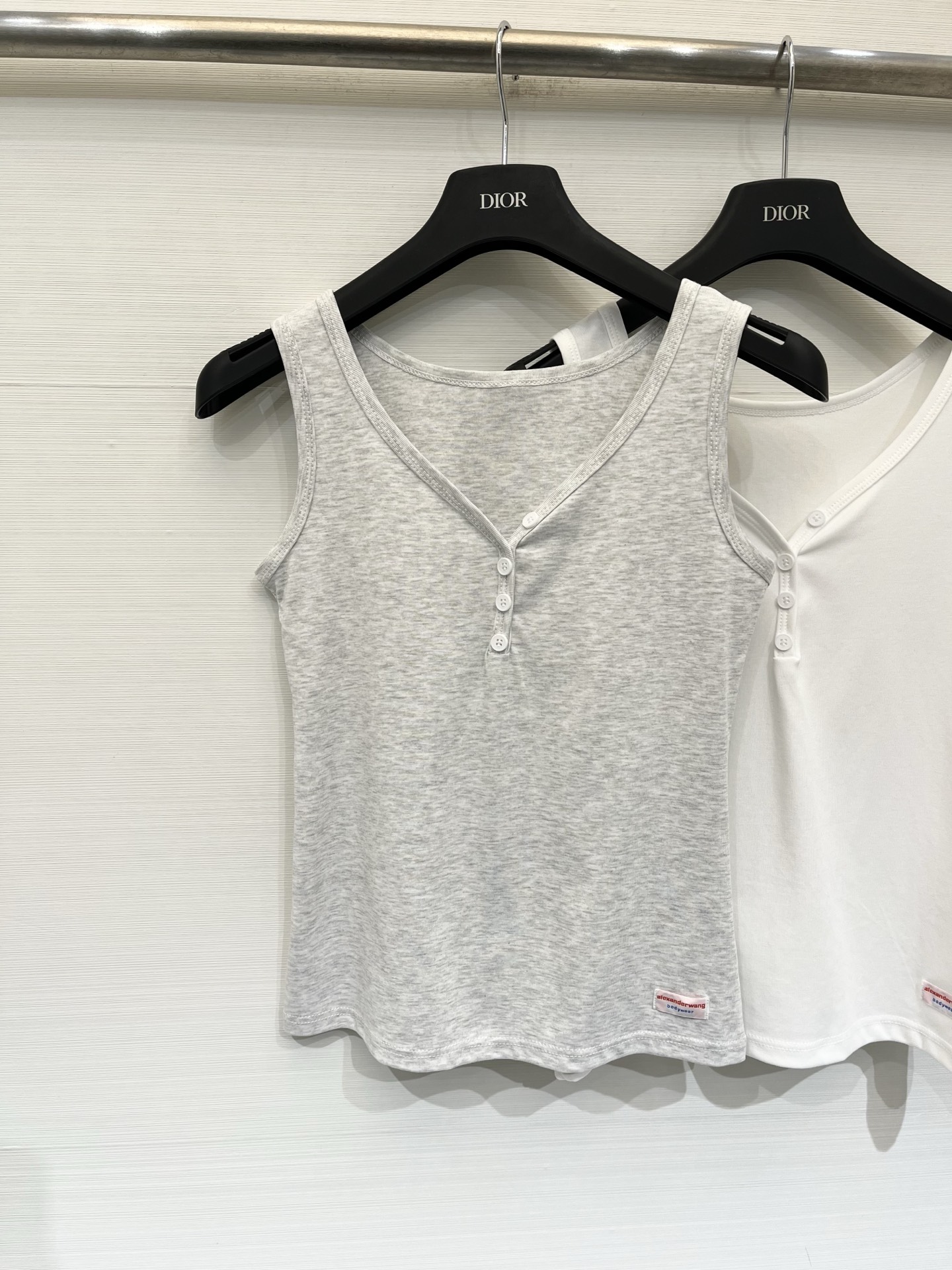 NO:886806,'Alexanderwang's new summer all-purpose vest' shows off the collarbone just right, good news for sisters with round faces and short necks, soft and waxy high-elastic fabric, close to the skin without sweating, and great elasticity without tightening the flesh. Three basic colors: black/white/hemp gray, so you don't have to worry about stocking it with your eyes closed. It is refreshing and casual when worn alone with jeans, and it instantly looks layered when paired with a suit/cardigan/sweatshirt. One-size-fits-all in three colors, hoodie, sweatshirts, jeans, business suit,19860909「Alexanderwang 夏季新款 万能背心」 恰到好处露锁骨,圆脸脖子短姐妹福音,软糯高弹面料,贴肤不闷汗,弹力巨好不勒肉 黑/白/麻灰三个基础色,闭眼囤不纠结,单穿配牛仔裤清爽休闲,外搭西装/开衫/卫衣瞬间有层次感 三色均码,,hoodie,sweatshirts,jeans,business suit,,Women's clothing