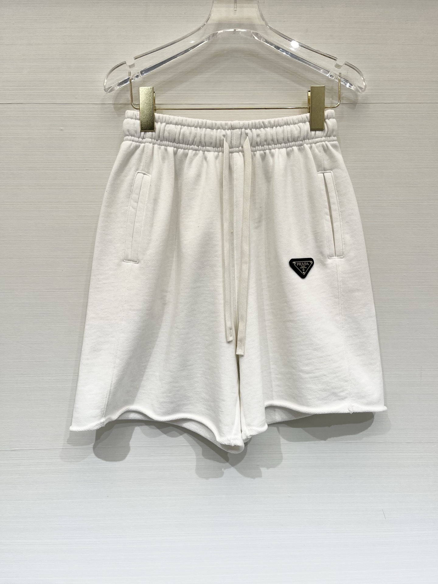 NO:886736,'Prada Triangle Logo Frayed Casual Shorts' are made of soft and waxy knitted cotton fabric, with an elastic drawstring waistband that is flattering on your figure, and practical side pockets. These are all-purpose sports shorts that you can wear with your eyes closed in summer!  Skin-friendly and breathable terry cotton, rolled hems for a casual and lazy feel. Three colors ML, prada, shorts,19860909「Prada 三角标磨边休闲短裤」 软糯针织棉面料,松紧抽绳腰头不挑身材,侧边口袋实用能装,夏日闭眼入的万能运动短裤！亲肤透气的毛圈棉,卷边裤脚随性慵懒感 三色ML,,prada,shorts,,Women's clothing