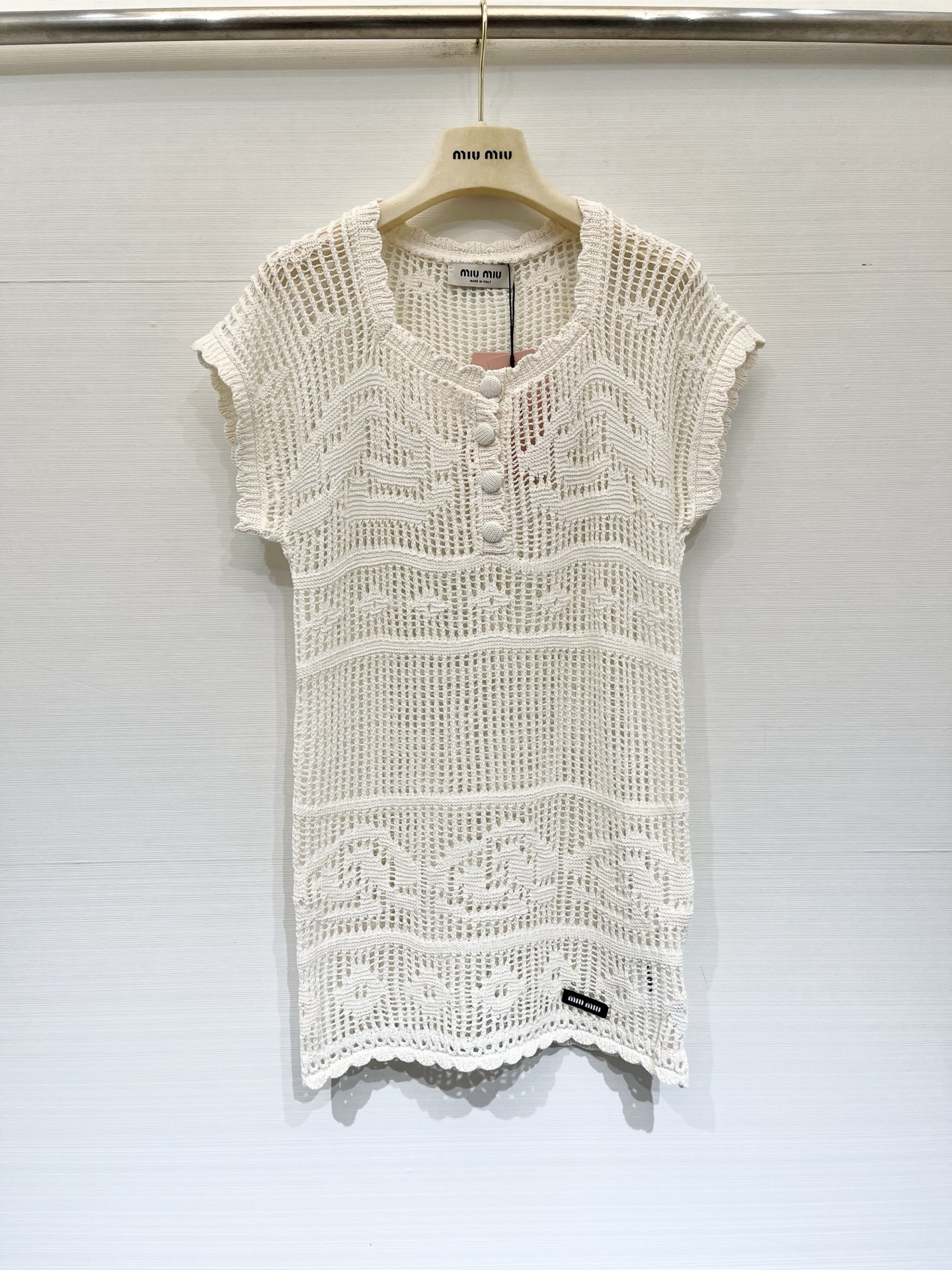 NO:886744,'MIUMI* 26 Summer Hollow Square Neck Half-Pull Knitted Dress' The hollow design is not stuffy, has a see-through and high-end feel, and the hem is decorated with classic logo patterns. Size SML,,miumiu,skirts,19860909「MIUMI* 26夏季镂空方领半拉针织连衣裙」 镂空设计不闷热,透视高级的感觉,下摆经典Logo图案修饰点缀 码数SML,,miumiu,skirts,,Women's clothing