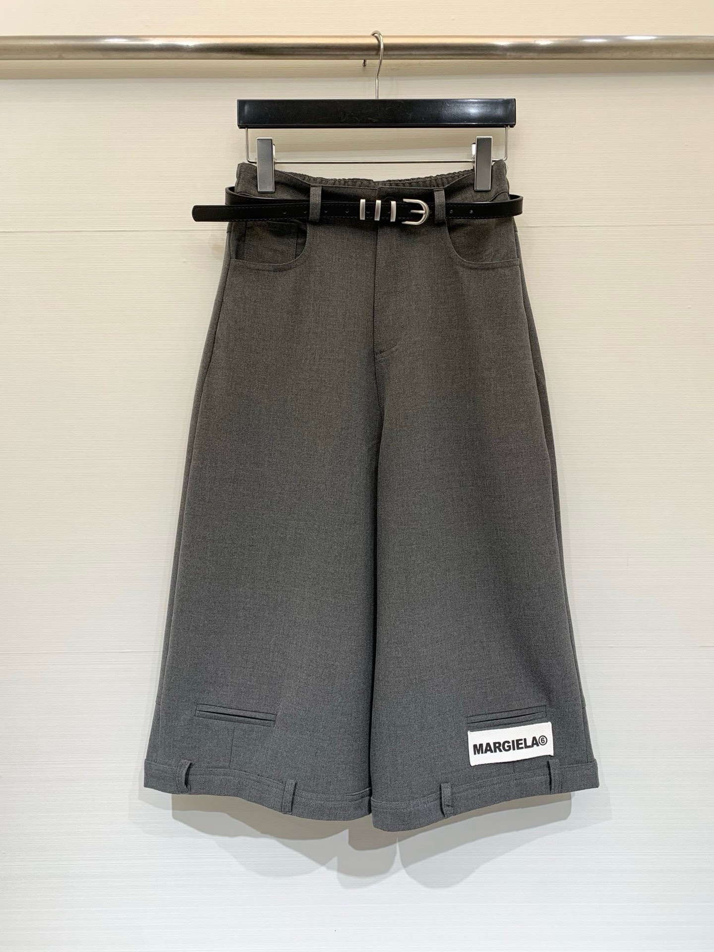 NO:886761,'MM6 26 new spring and summer loose three-quarter wide-leg pants' with a belt, strong drape on the legs, and a straight downward slightly wide silhouette, which can not only modify the leg shape, but also has a lazy and casual tone. The iconic white patch embroidery label 'MARGIELA6' is on the trouser legs, which becomes the overall visual finishing touch. It has both comfortable wearing feeling and high-end drape texture. Two-color SML, masion margiela,19860909「MM6 26春夏新款 宽松七分阔腿裤」 配腰带,裤腿垂坠感强,呈直筒向下微阔的廓形,既能修饰腿型,又自带慵懒随性的腔调,裤脚处有标志性的白色贴布绣标“MARGIELA6”,成为整体的视觉点睛之笔,兼具舒适穿着感与高级的垂坠质感 两色SML,,masion margiela,,Women's clothing