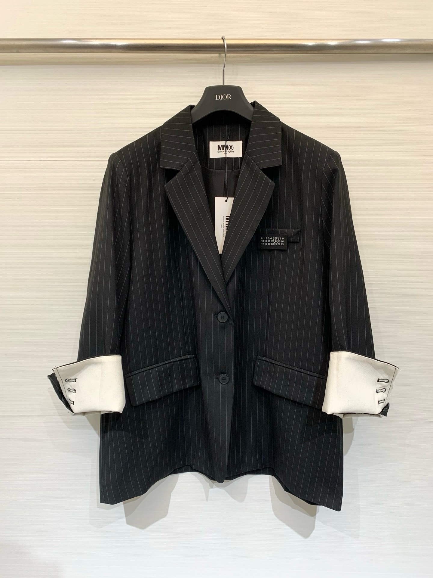 NO:886768,'MM6 pinstripe thin turned-sleeve loose suit jacket' oversized silhouette, foldable color-blocked cuffs, design for commuting, retro and casual, two-wear, practical, size SML, masion margiela, versace, jackets & coats,19860909「MM6 细条纹薄款翻袖宽松西服外套」 oversized廓形,可翻折拼色袖口,设计感通勤、复古休闲,一衣两穿,实用性拉满 码数SML,,masion margiela,versace,jackets & coats,,Women's clothing