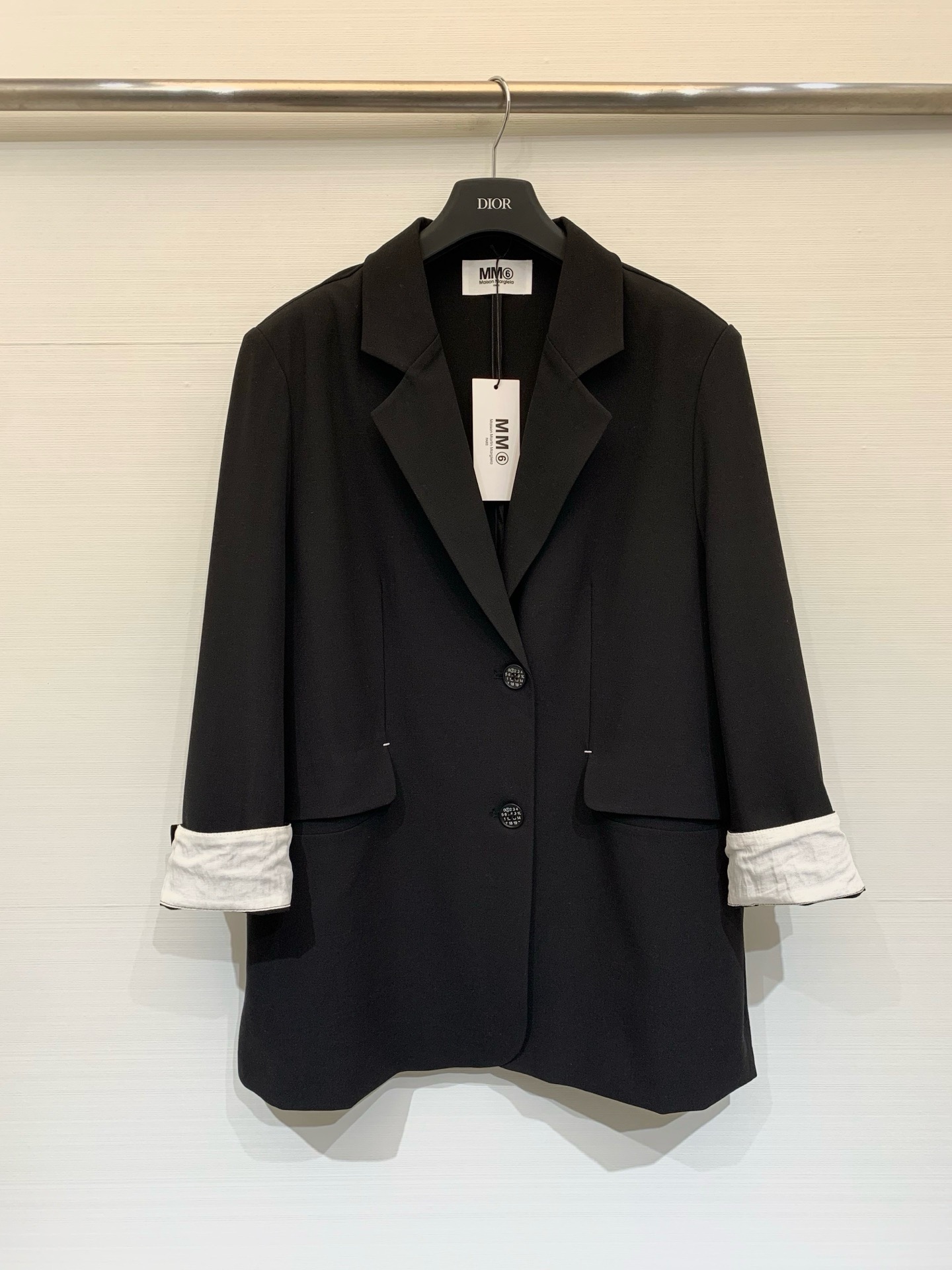 NO:886775,'MM6 Loose Casual Thin Suit Jacket' has both drape and silhouette, suitable for commuting and daily mixing. The cuffs are designed with white cuffs and contrasting colors, oversize, and dropped shoulders. It is comfortable and casual to wear and does not matter your figure. Gray Black Size SML, masion margiela, versace, jackets & coats, business suit,19860909「MM6 宽松休闲款薄款西装外套」 垂坠感与廓形感兼具,适合通勤与日常混搭,袖口采用白色翻边撞色设计,型偏oversize,落肩设计,穿着舒适随性,不挑身材 灰色 黑色 码数SML,,masion margiela,versace,jackets & coats,business suit,,Women's clothing
