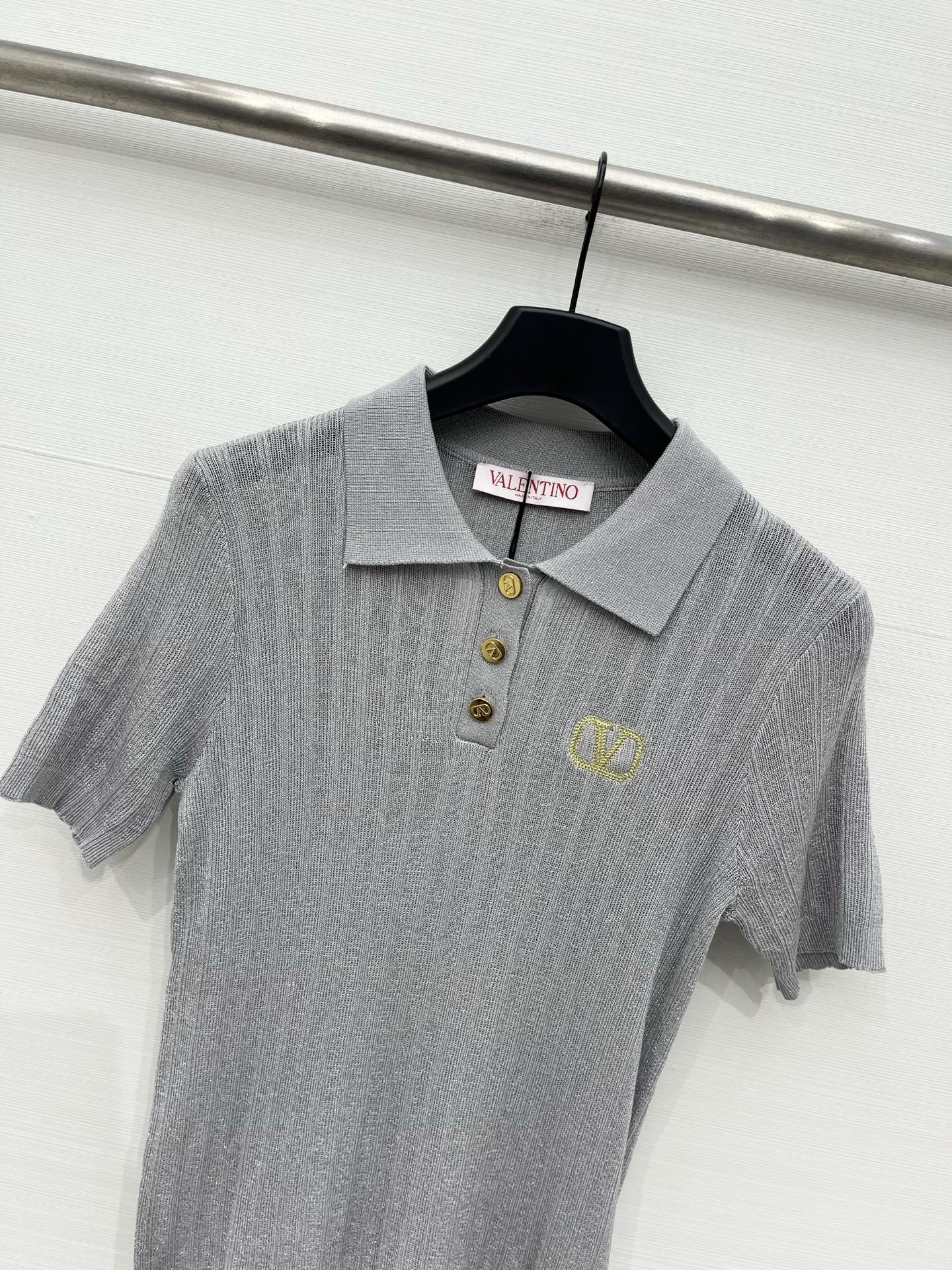 「Valentino 26夏季新款 修身Polo领短袖」胸前刺绣logo图案修饰点缀 上身高级氛围感🈵️