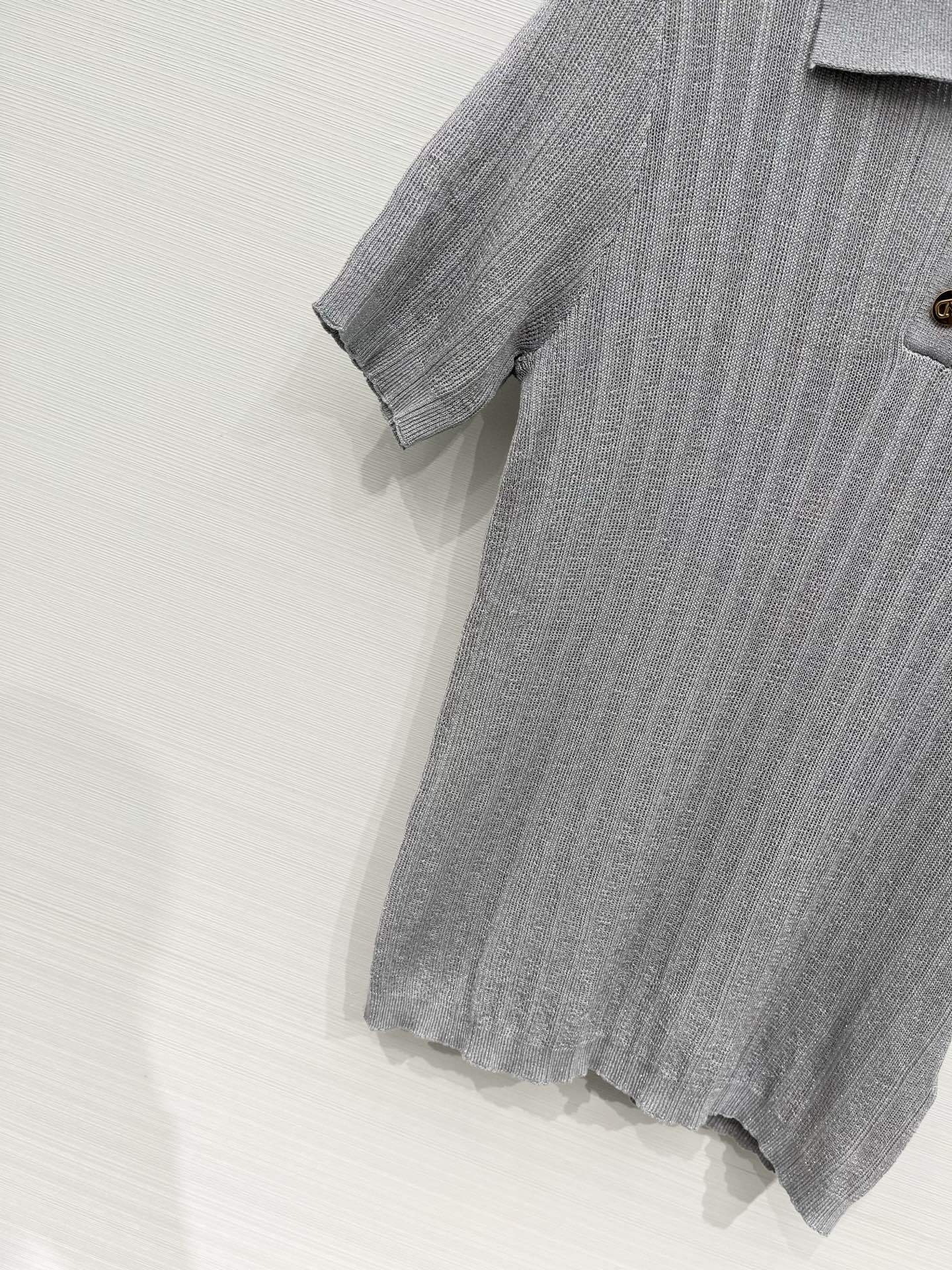 「Valentino 26夏季新款 修身Polo领短袖」胸前刺绣logo图案修饰点缀 上身高级氛围感🈵️