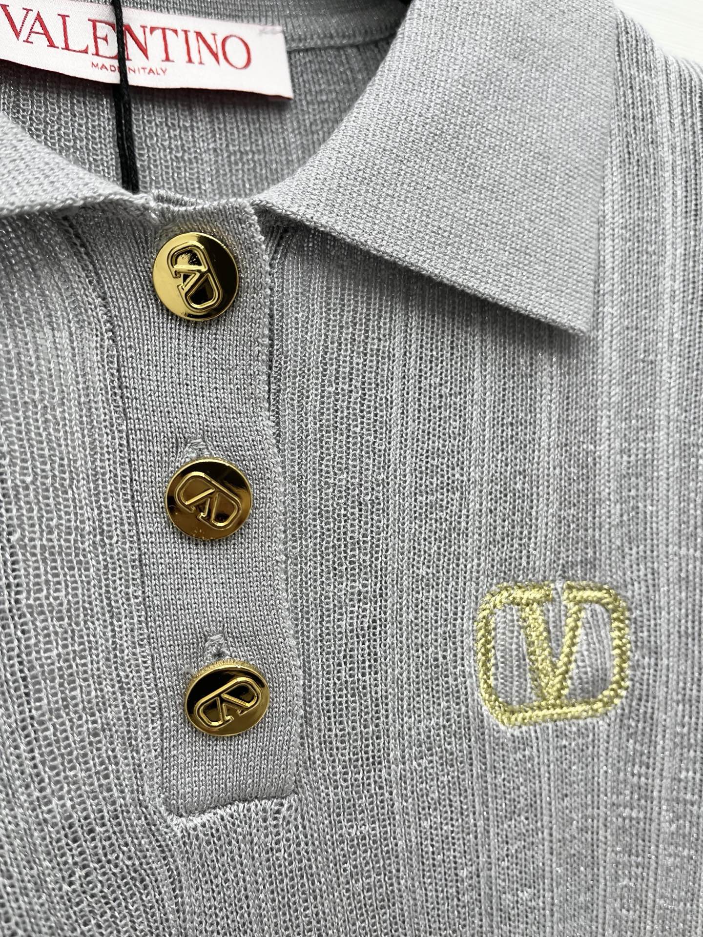 「Valentino 26夏季新款 修身Polo领短袖」胸前刺绣logo图案修饰点缀 上身高级氛围感🈵️