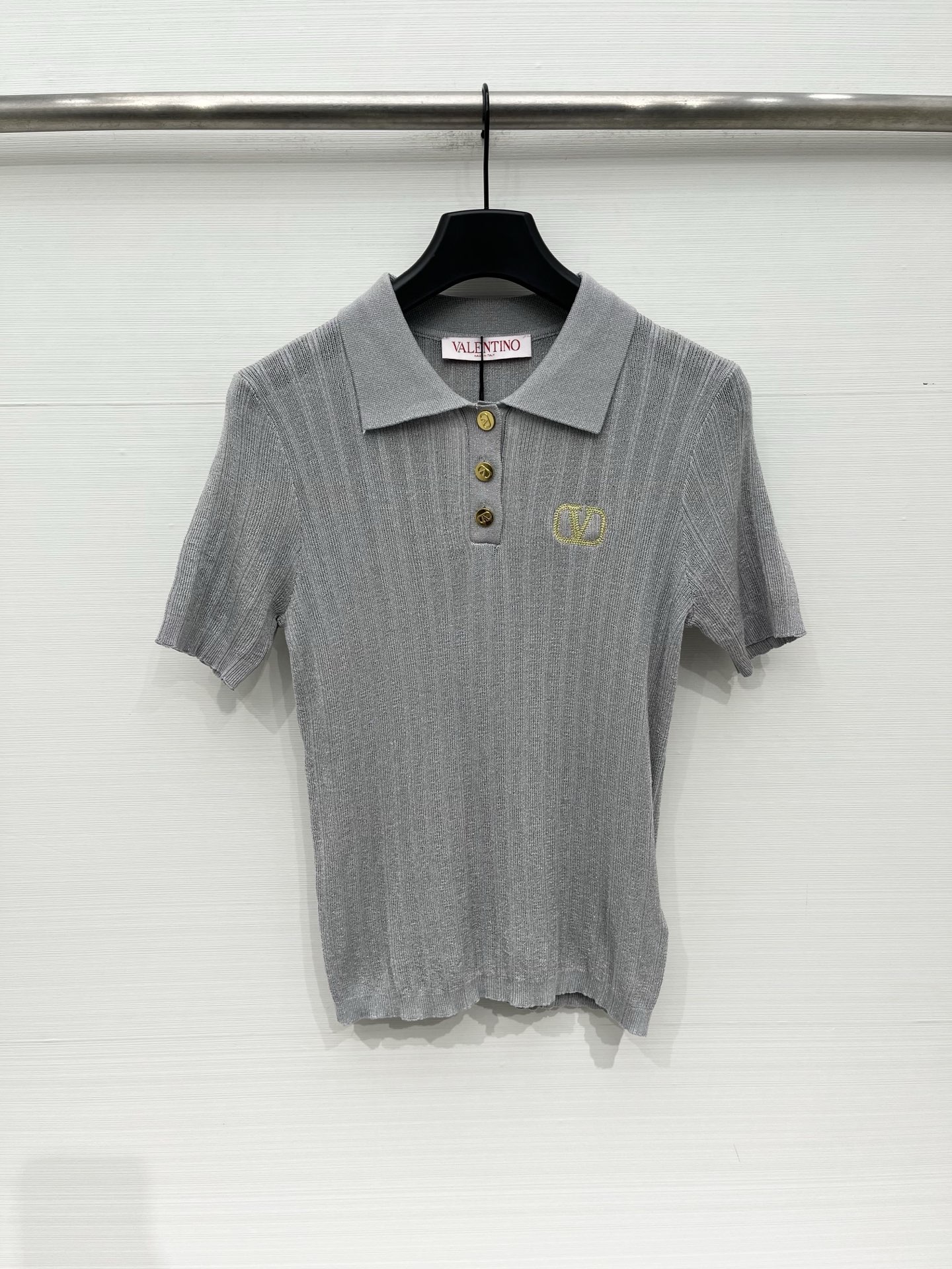 「Valentino 26夏季新款 修身Polo领短袖」胸前刺绣logo图案修饰点缀 上身高级氛围感🈵️