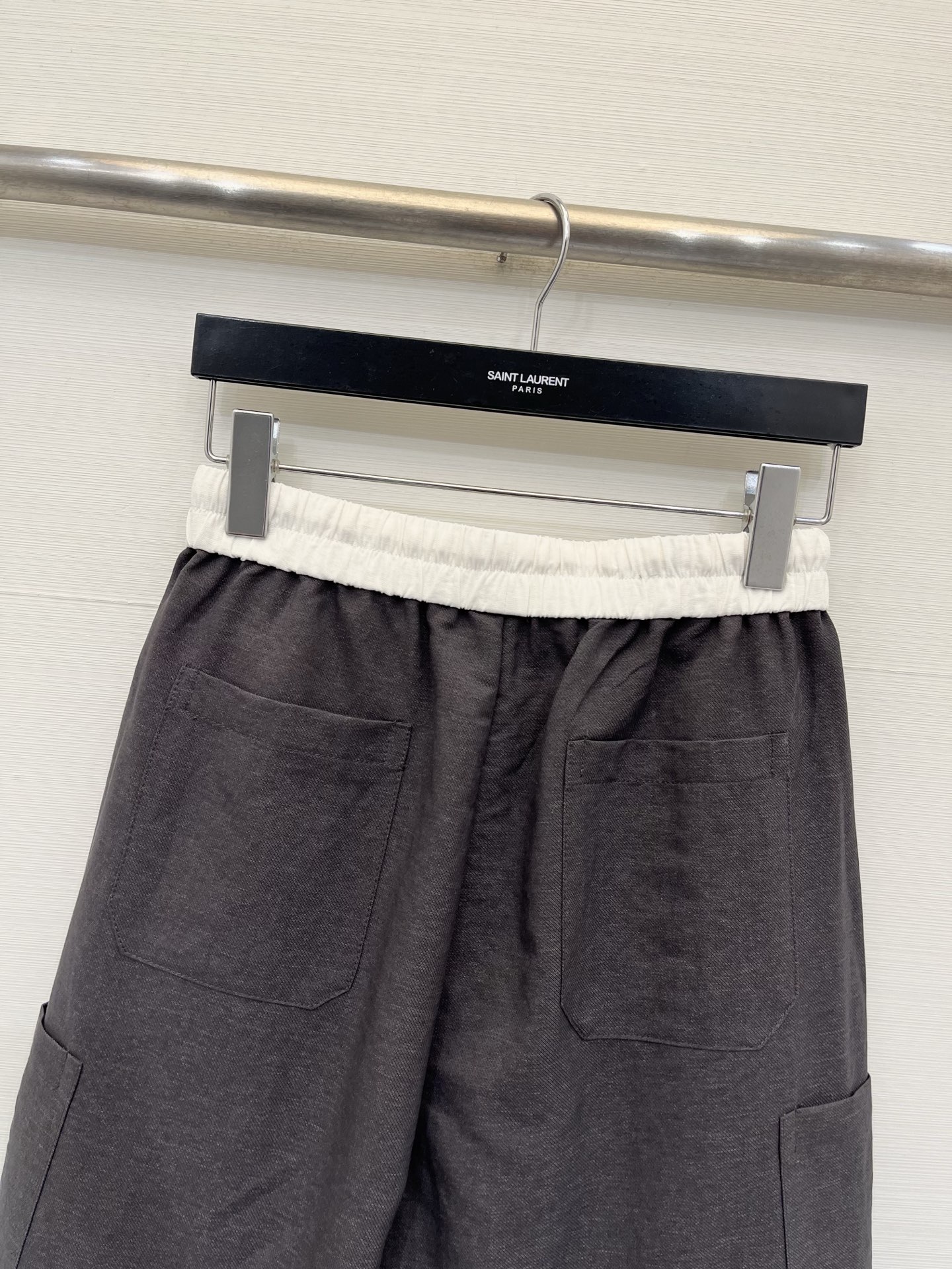 「Sacai 26夏季新款 工装五分短裤」自留百搭神裤，撞色拼接松紧腰，抽绳自带松弛感，双侧大贴袋工装版