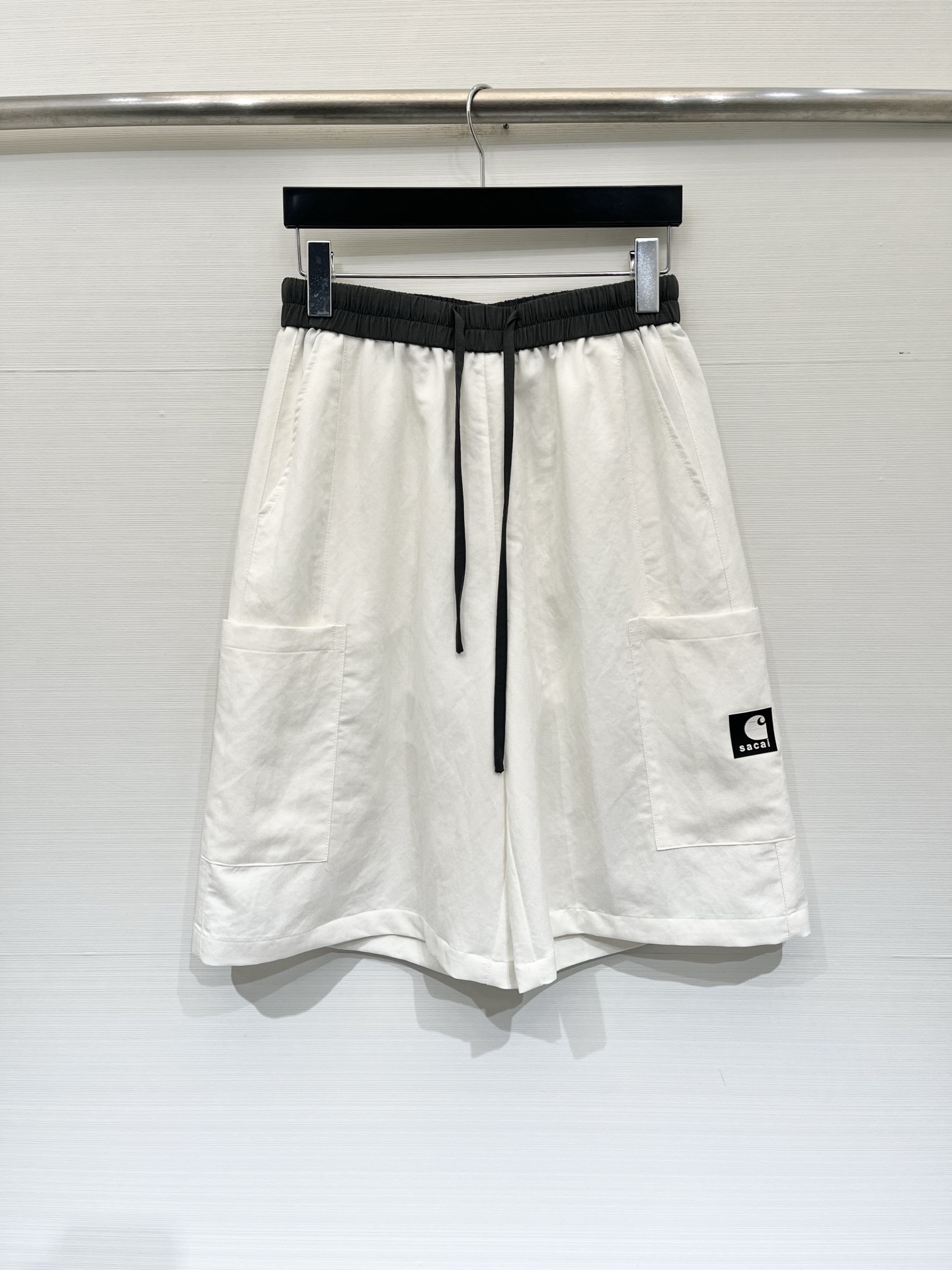 「Sacai 26夏季新款 工装五分短裤」自留百搭神裤，撞色拼接松紧腰，抽绳自带松弛感，双侧大贴袋工装版