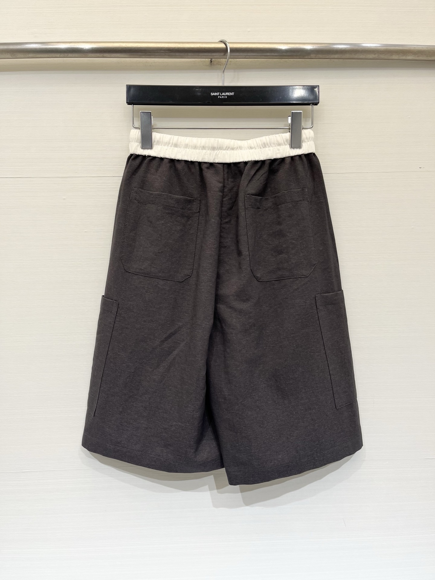 「Sacai 26夏季新款 工装五分短裤」自留百搭神裤，撞色拼接松紧腰，抽绳自带松弛感，双侧大贴袋工装版