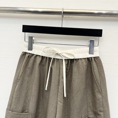 「Sacai 26夏季新款 工装五分短裤」自留百搭神裤,撞色拼接松紧腰,抽绳自带松弛感,双侧大贴袋工装版 「Sacai 26夏季新款 工装五分短裤」自留百搭神裤,撞色拼接松紧腰,抽绳自带松弛感,双侧大贴袋工装版
